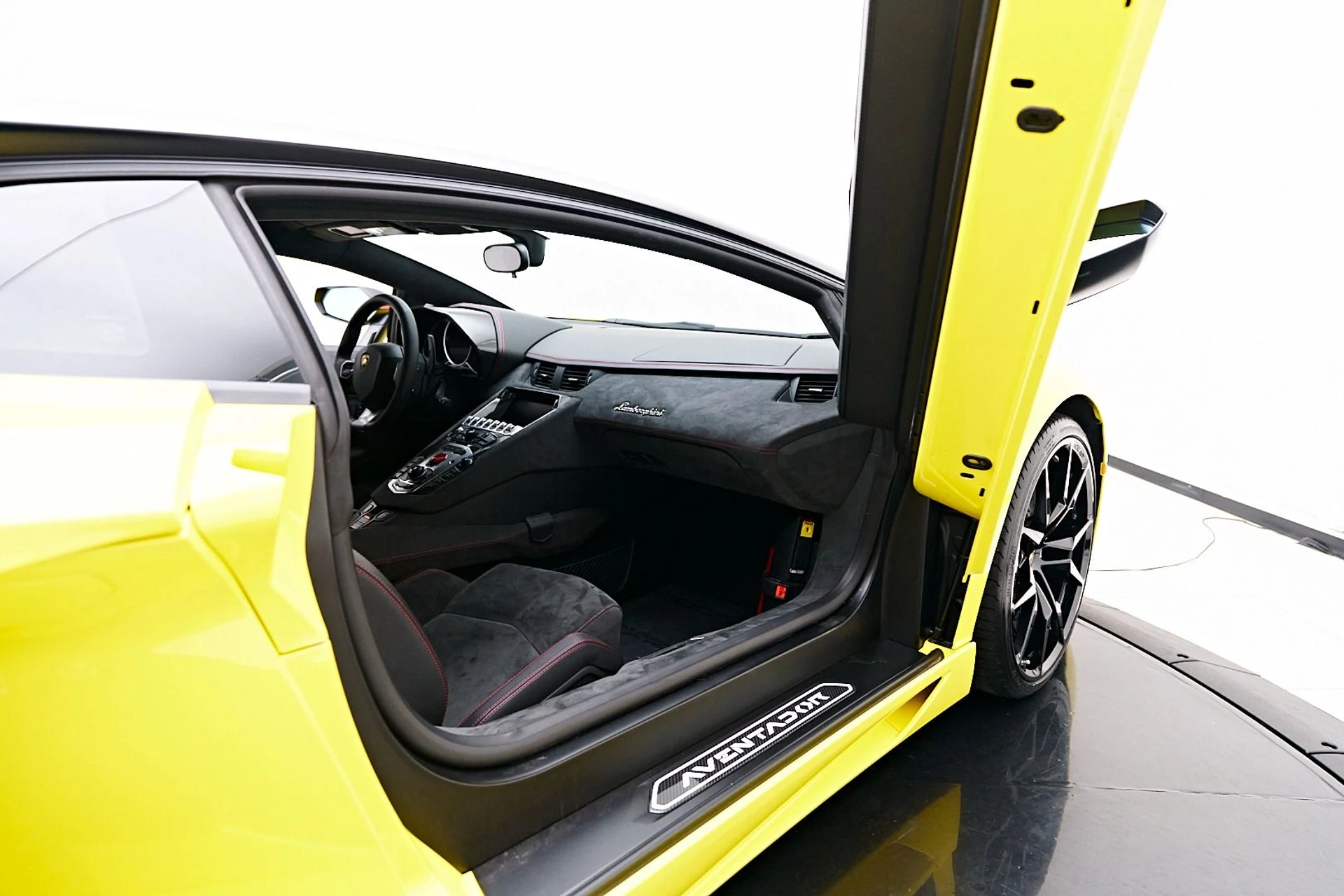mph043_69753998_Used_2016_Lamborghini_Aventador_LP_700_4_1741658847_336435a87e