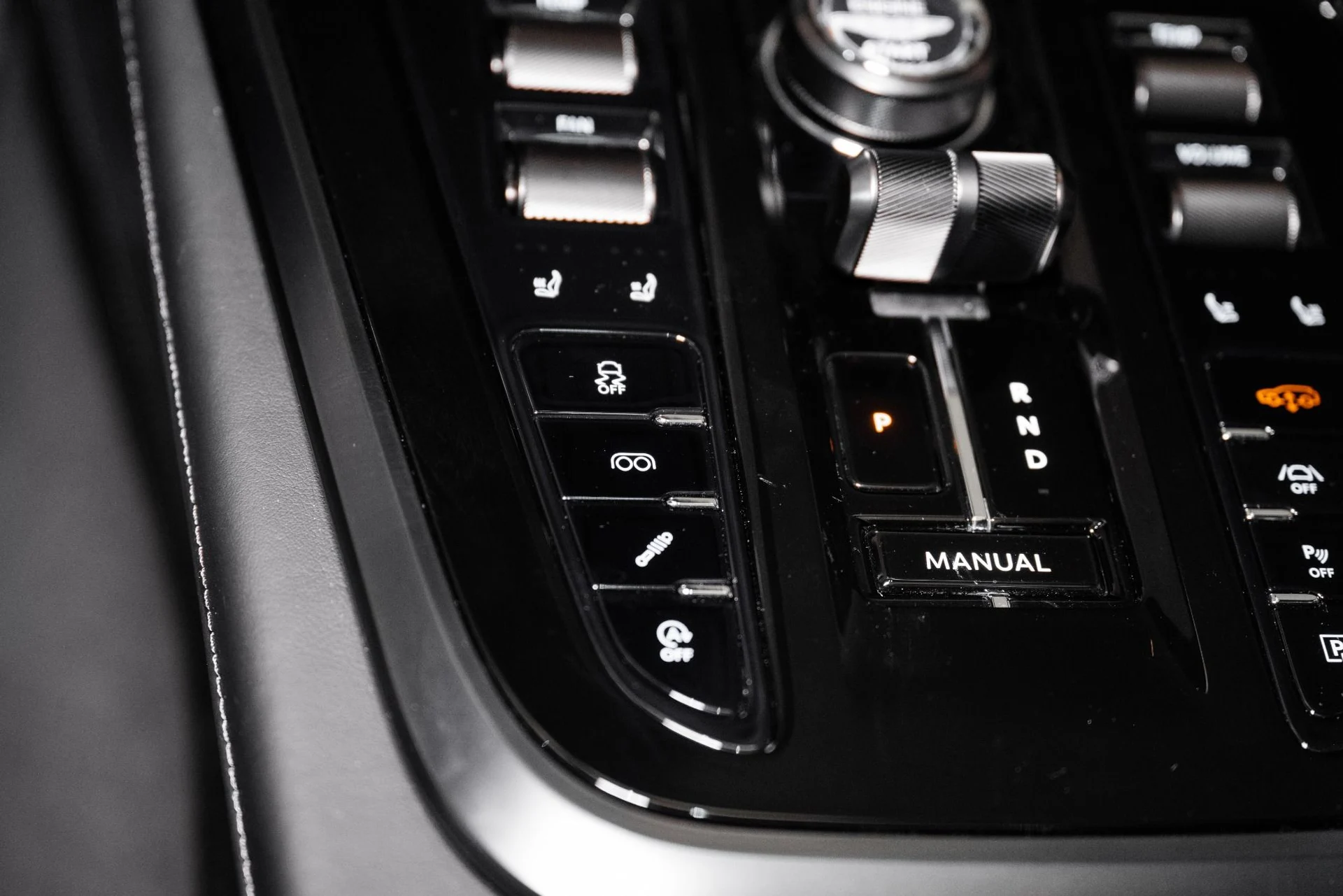 mph043_717888576_Used_2025_Aston_Martin_DBX_707_1748959342_a58cfd16f3