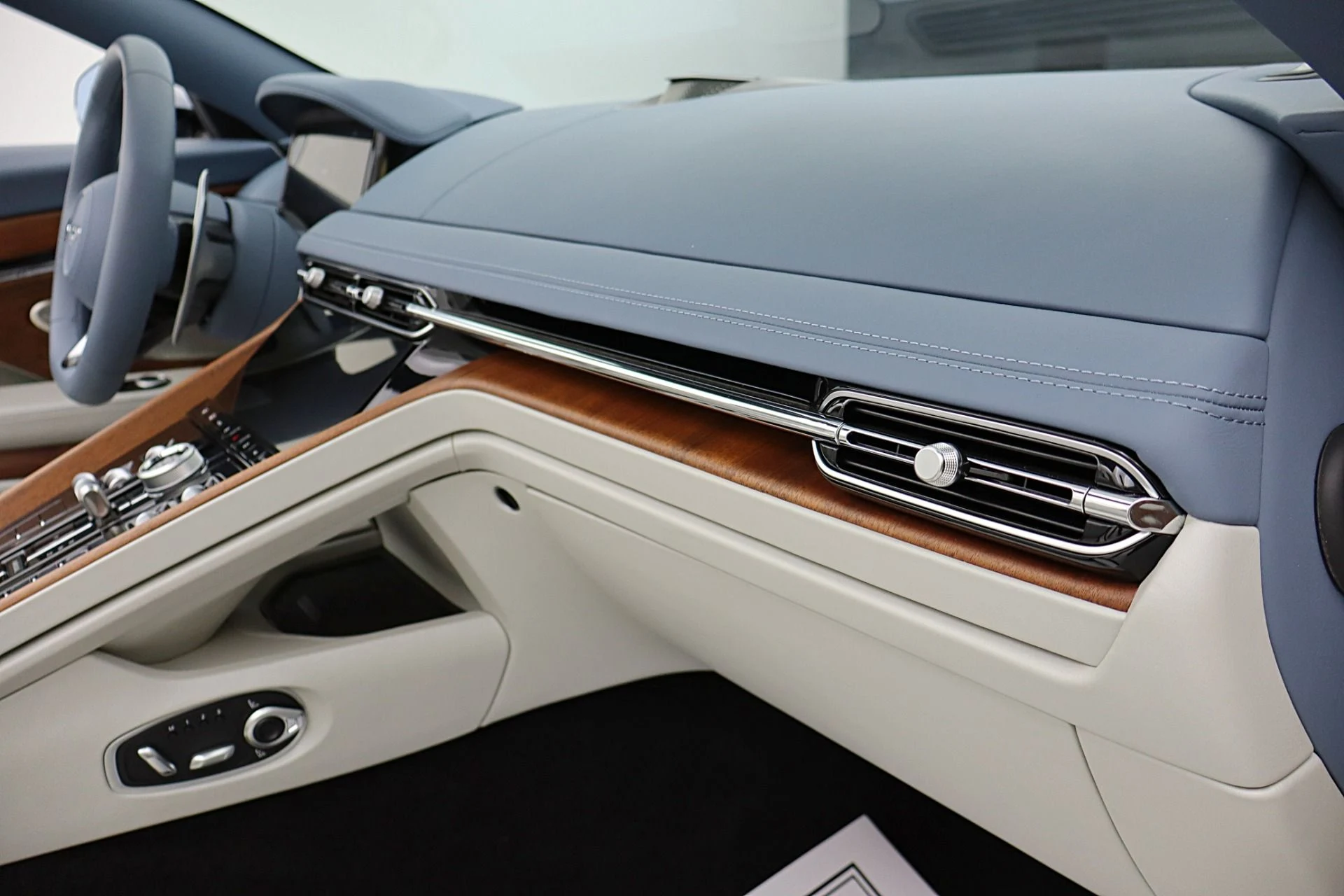 mph043_736559860_New_2026_Aston_Martin_DB_12_Volante_595a3ffb52