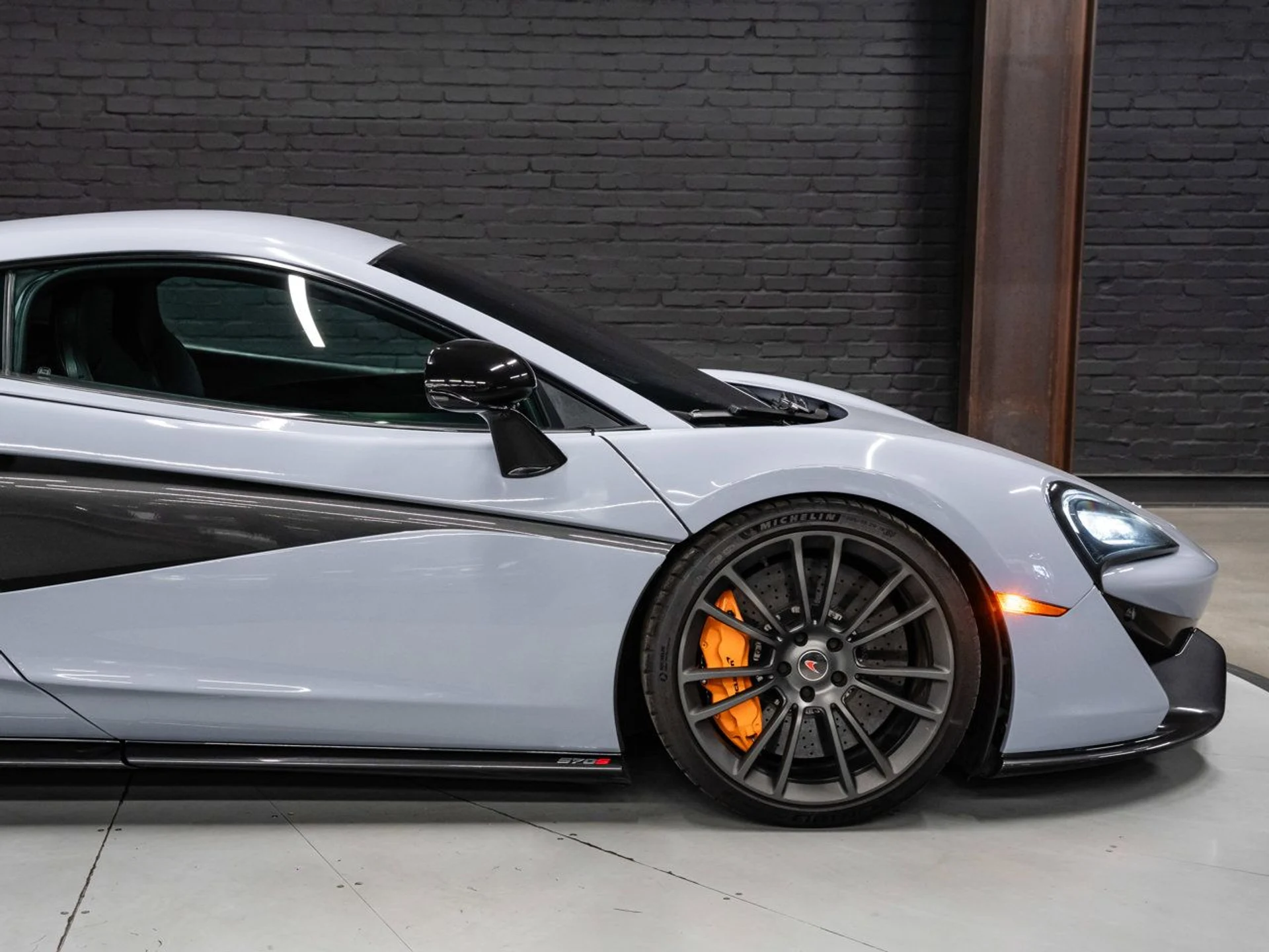 mph043_759676618_mclaren_570s_2017_5d60ba403d