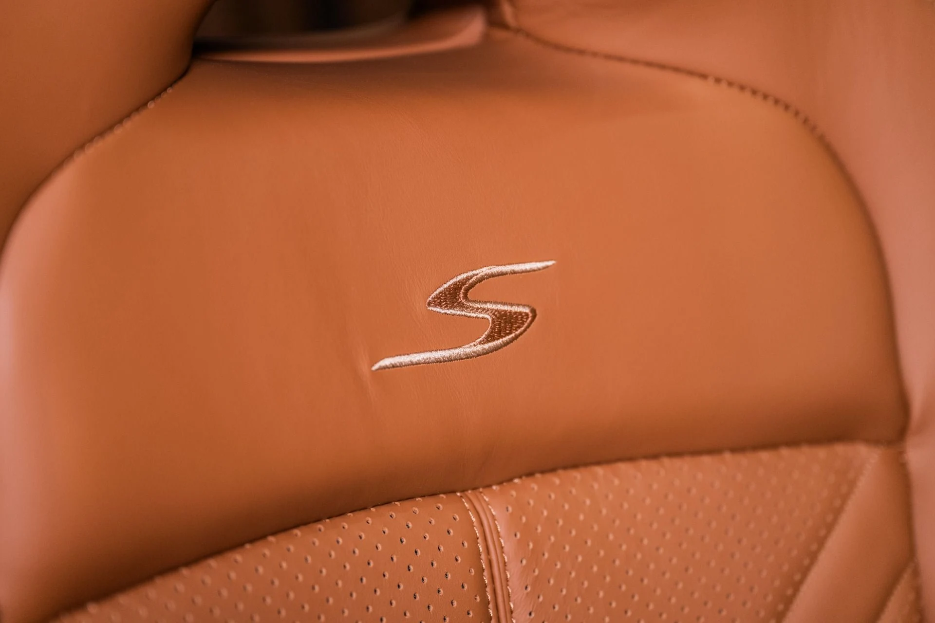 mph043_779377094_New_2026_Aston_Martin_DBX_S_1775443121_c35871f5a5