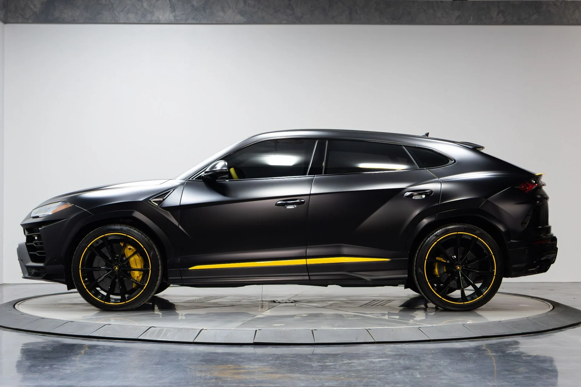 mph043_7842533_Used_2022_Lamborghini_Urus_Graphite_Capsule_1775757245_9553dd9185