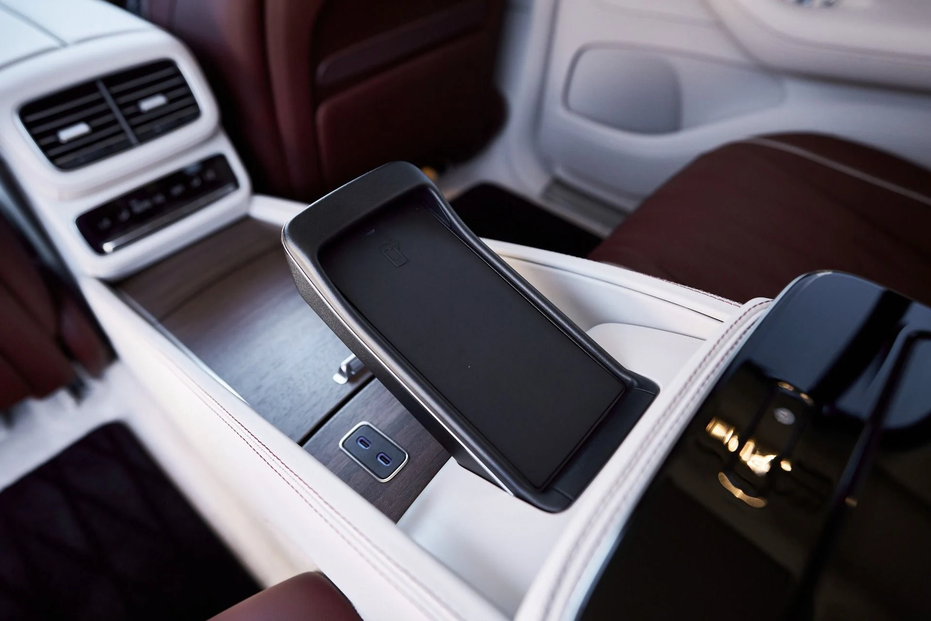 mph043_789101658_Used_2024_Mercedes_Benz_GLS_Maybach_GLS_600_1762306385_e968fb082a