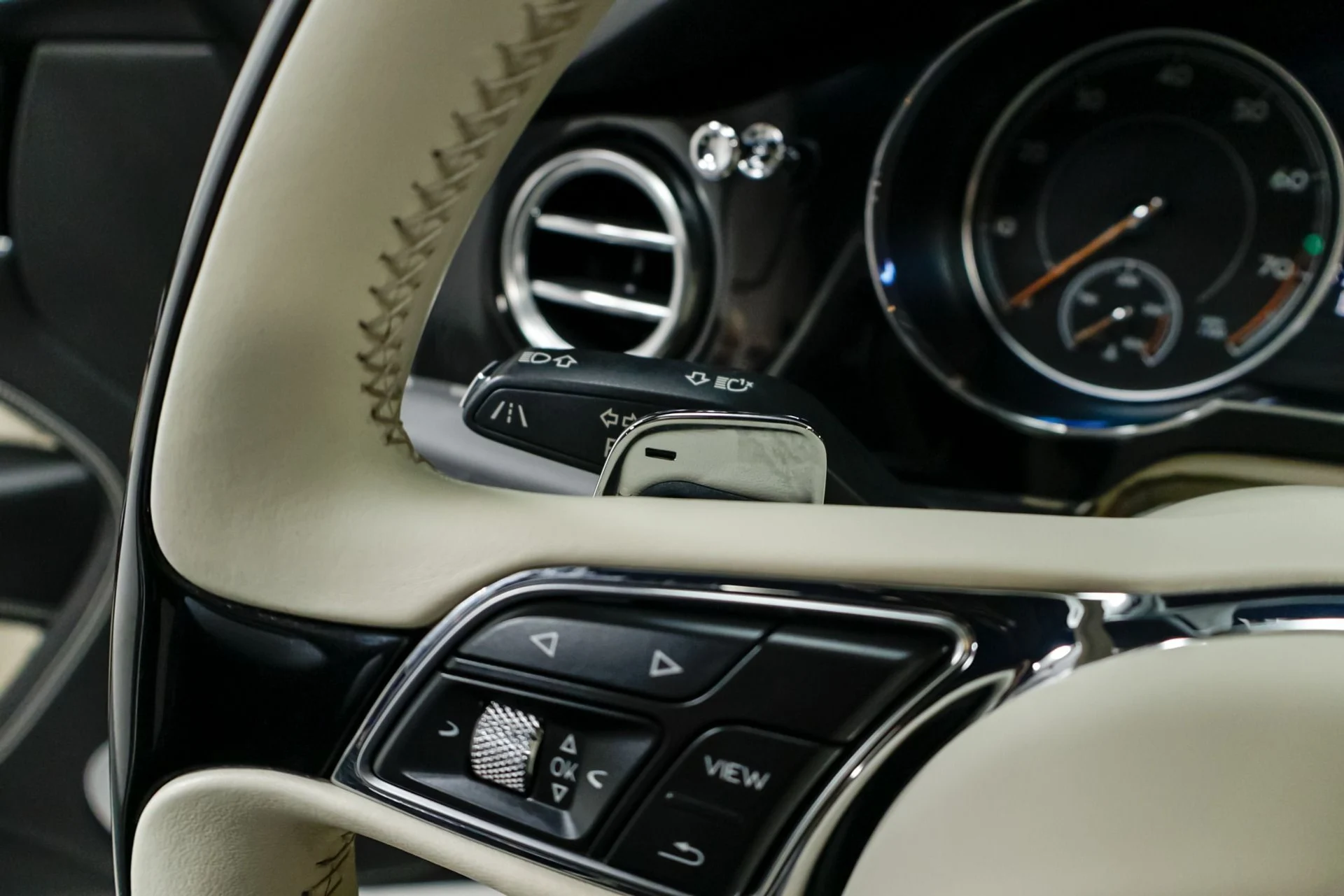 mph043_796100992_Used_2020_Bentley_Bentayga_V8_1760480790_e566eaf7a4