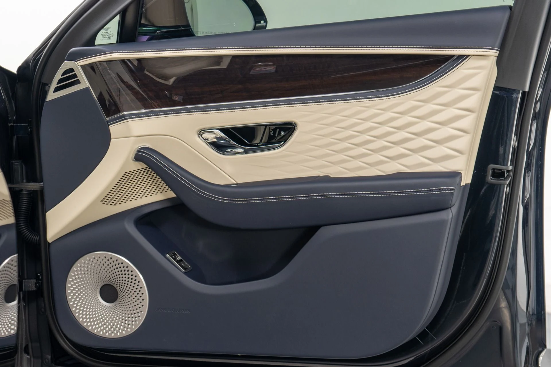 mph043_856058194_Used_2026_Bentley_Flying_Spur_Azure_Bang_and_Olufsen_Audio_Mulliner_Driving_Specification_1778702450_01c3900a73
