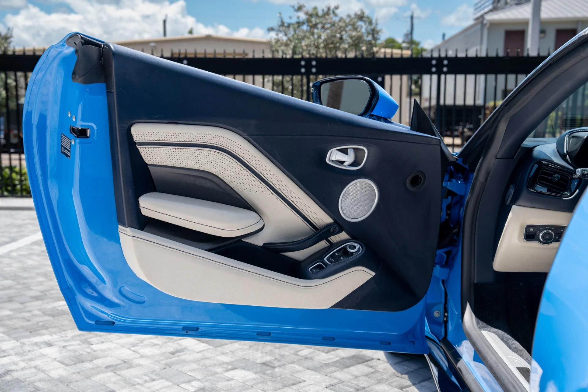 mph043_860762962_Used_2021_Aston_Martin_Vantage_1781043645_0cb4936ad0