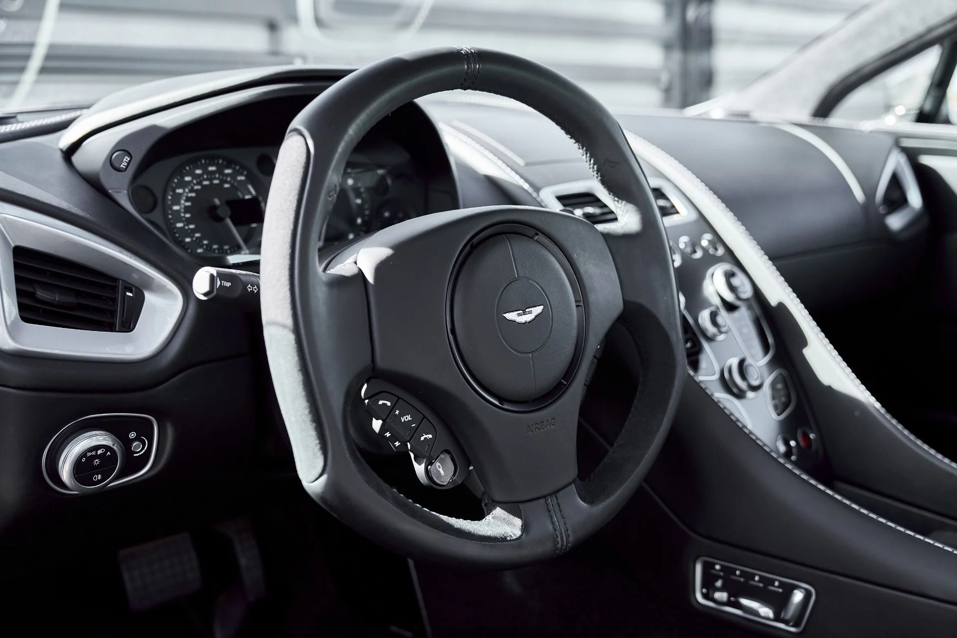 mph043_86911130_Used_2014_Aston_Martin_Vanquish_V12_1773193815_26e0ef4569