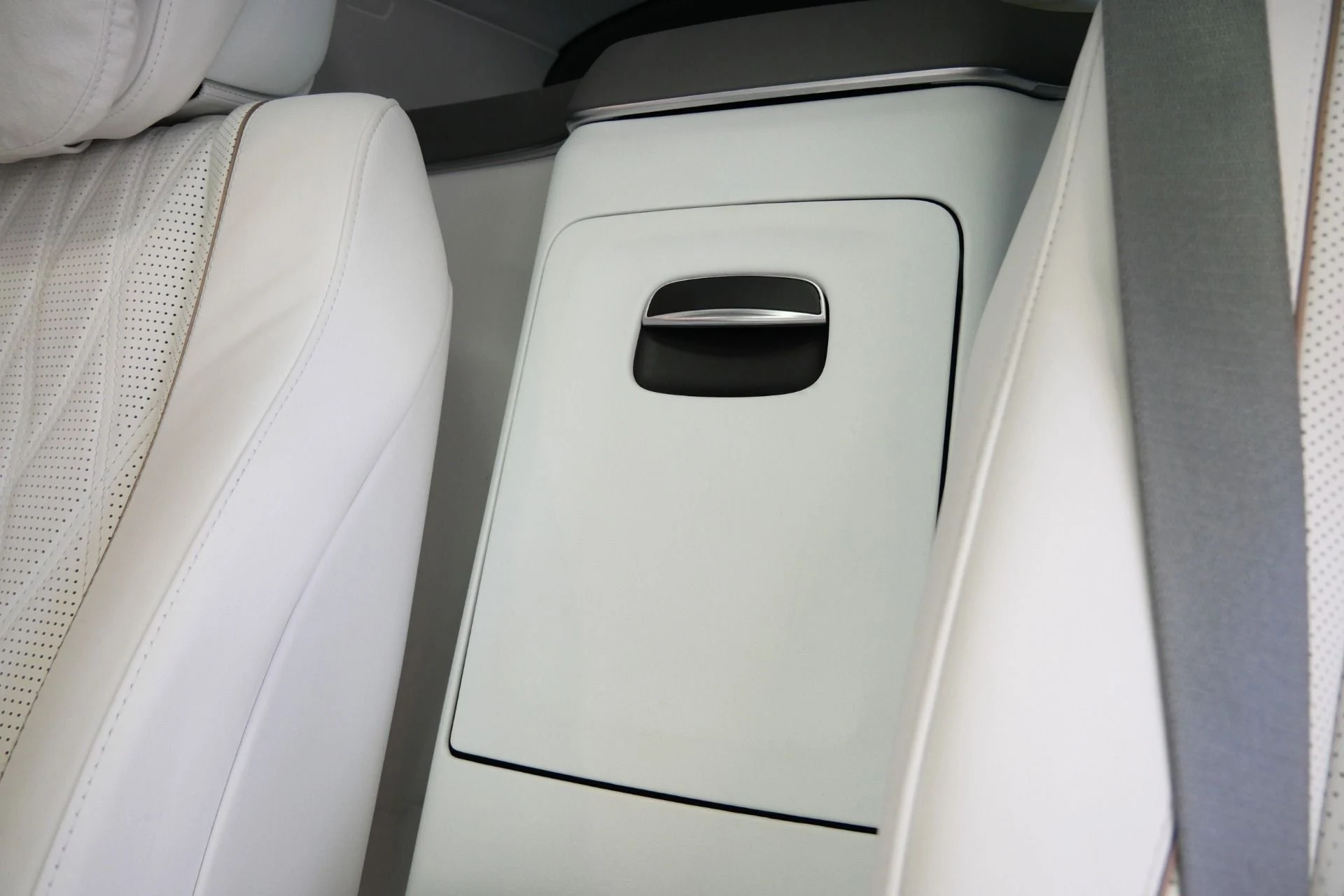 mph043_879841370_Used_2024_Mercedes_Benz_Maybach_GLS_600_4_MATIC_Factory_Two_Tone_paint_Polished_Wheels_Loaded_1774374618_5ac33ca99a