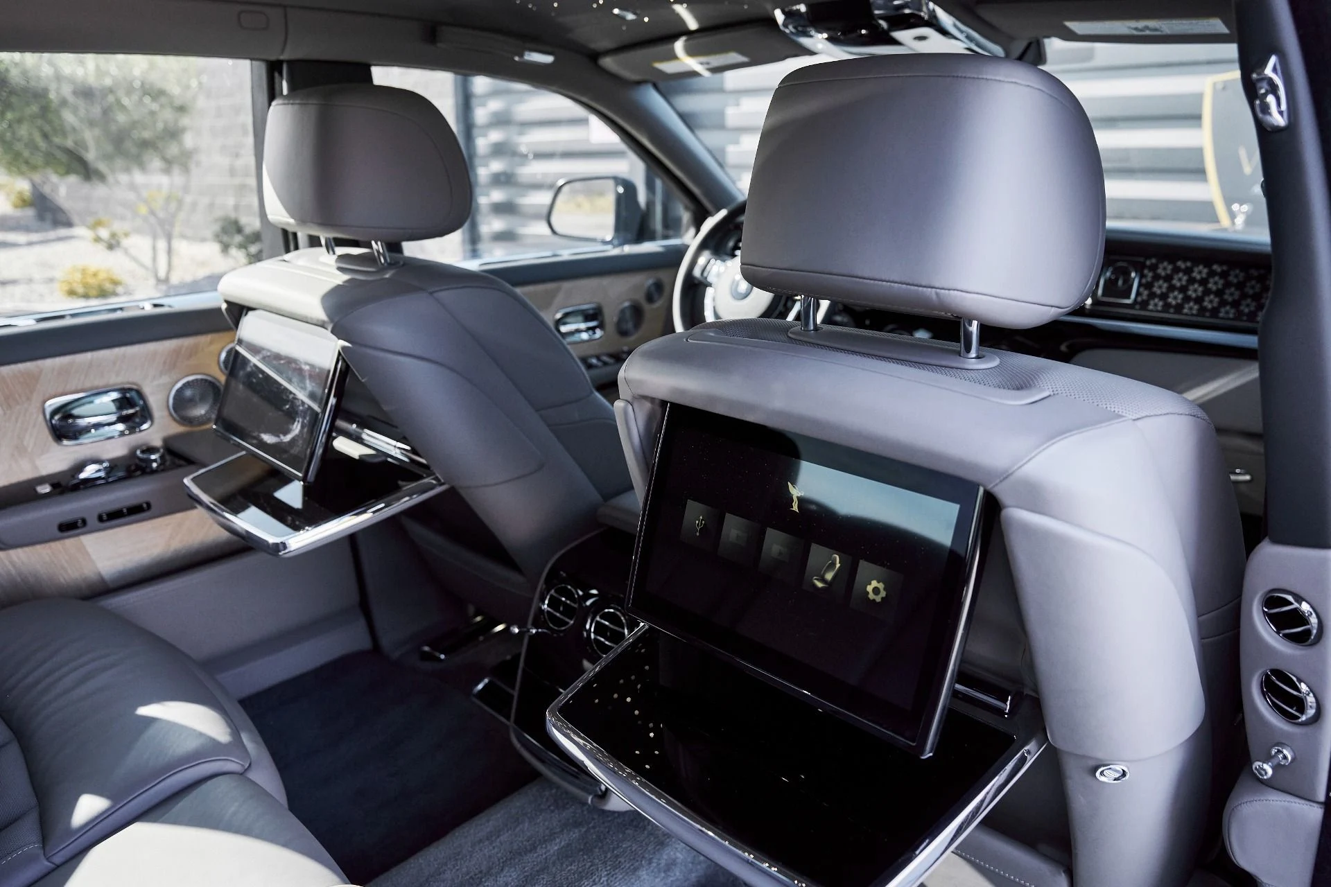 mph043_952613578_Used_2025_Rolls_Royce_Phantom_Base_1769480940_bc23215b7c