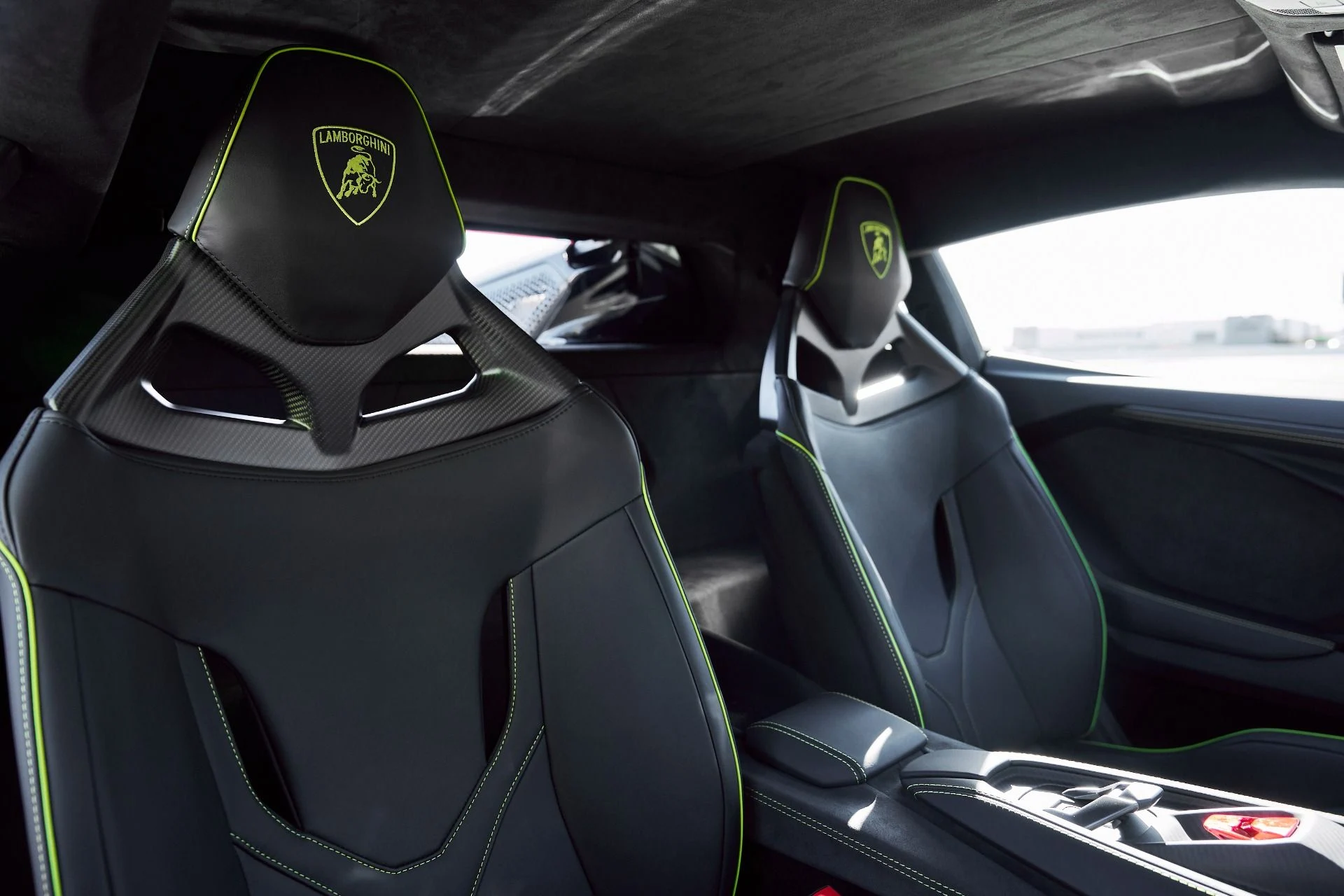 mph043_98183464_Used_2025_Lamborghini_Revuelto_Base_1769824562_42c0747b29