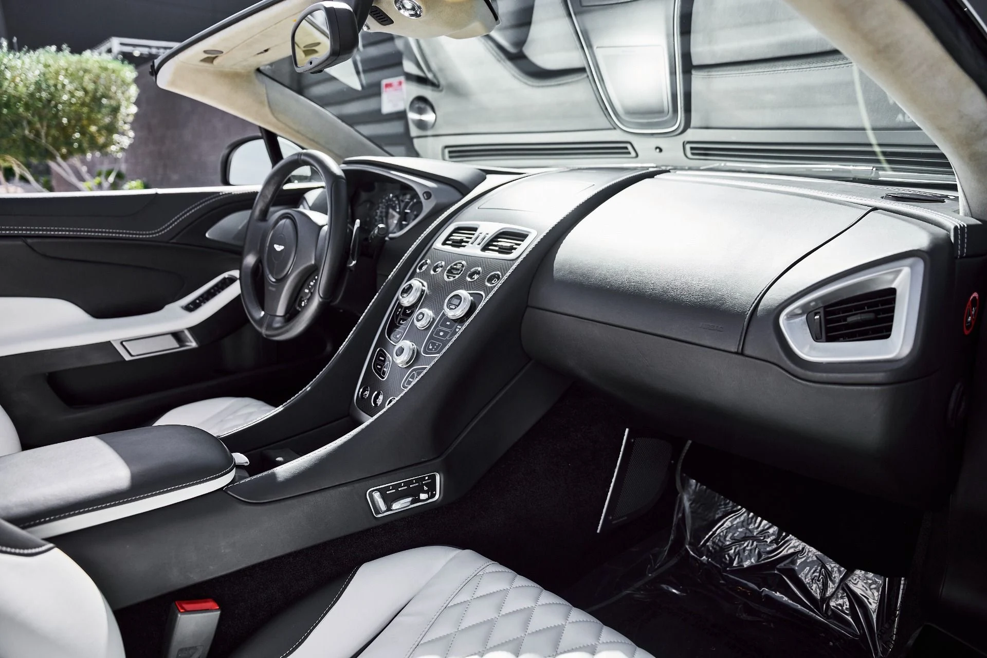 mph043_987965544_Used_2017_Aston_Martin_Vanquish_Volante_1773797522_95fcfa3545