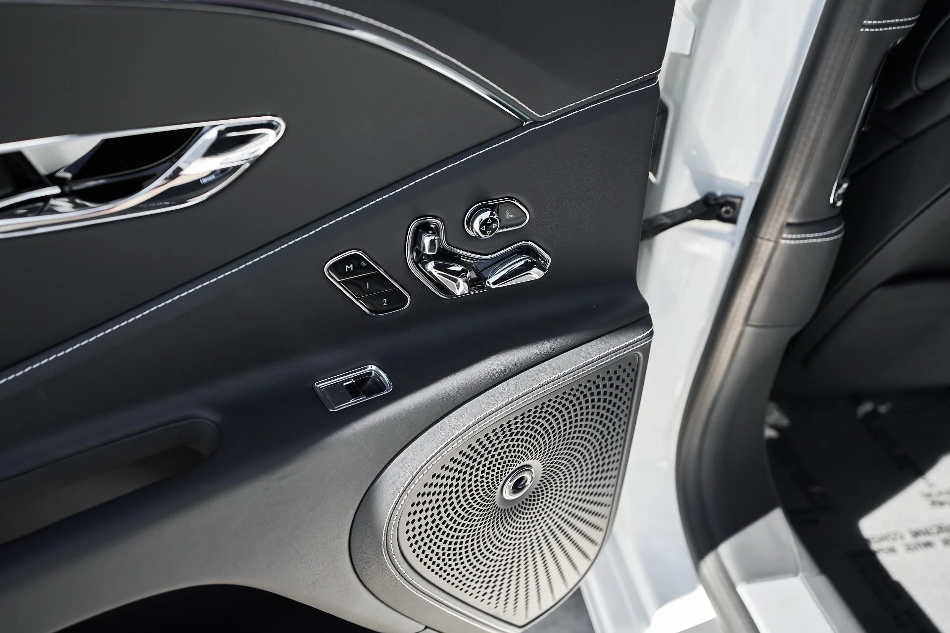 mph044_1005375347_Used_2024_Bentley_Flying_Spur_S_1761779944_e724eb1283