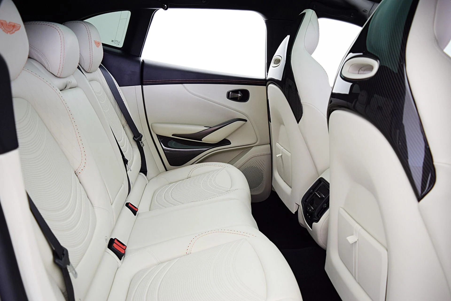 mph044_1018083644_Used_2022_Aston_Martin_DBX_4aef33124b