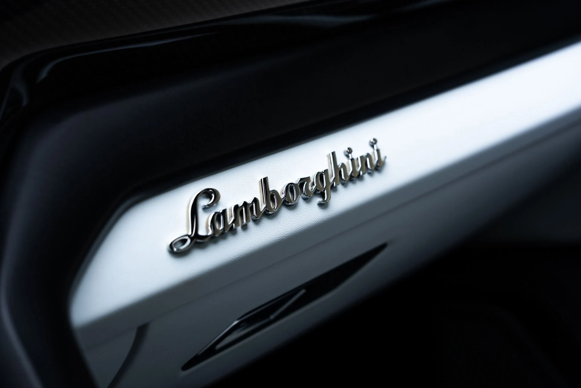 mph044_1041129883_Used_2022_Lamborghini_Urus_1775598124_94a0bf336c