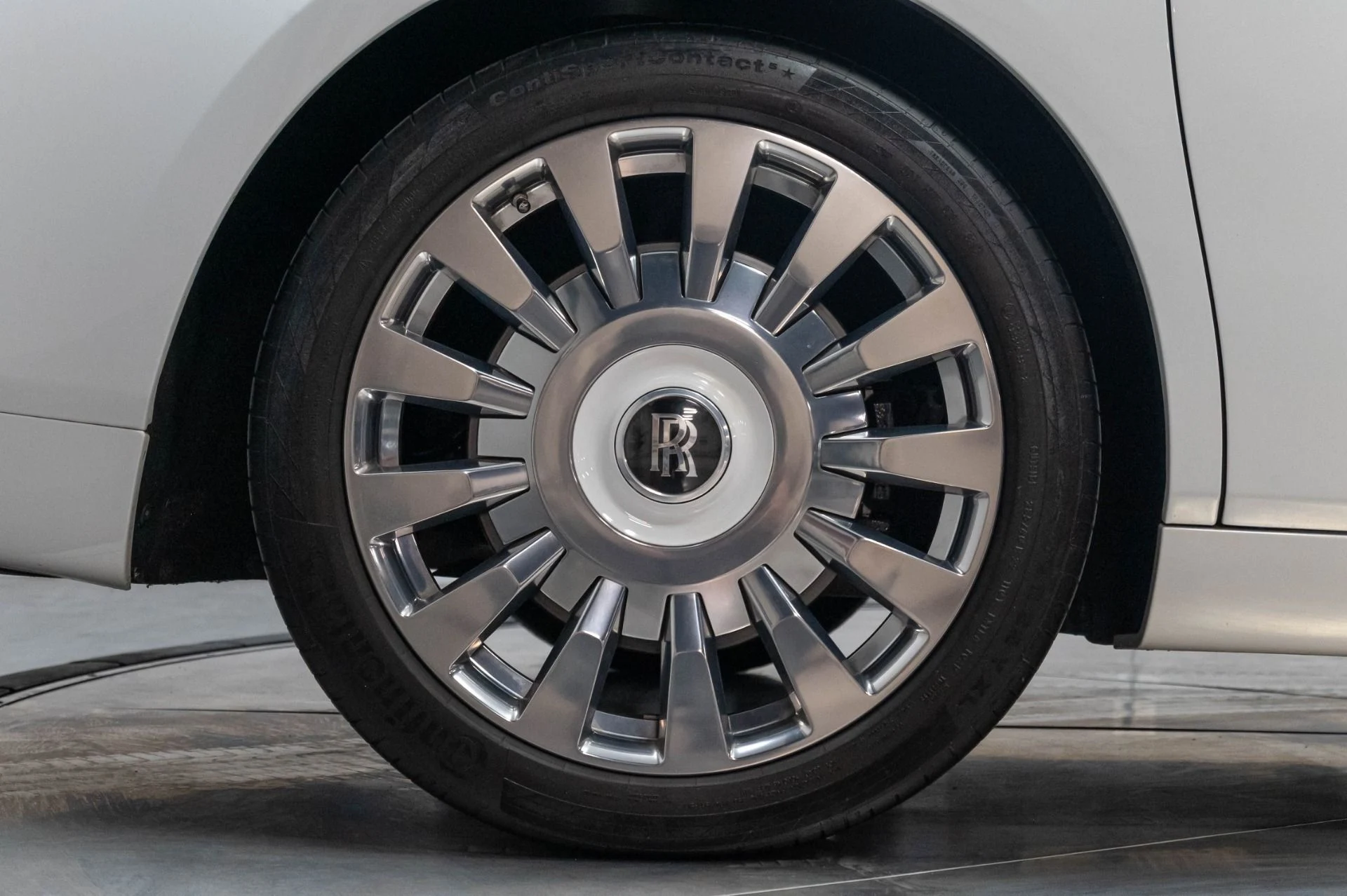 mph044_1049015018_Used_2019_Rolls_Royce_Phantom_1787168421_1476db6956