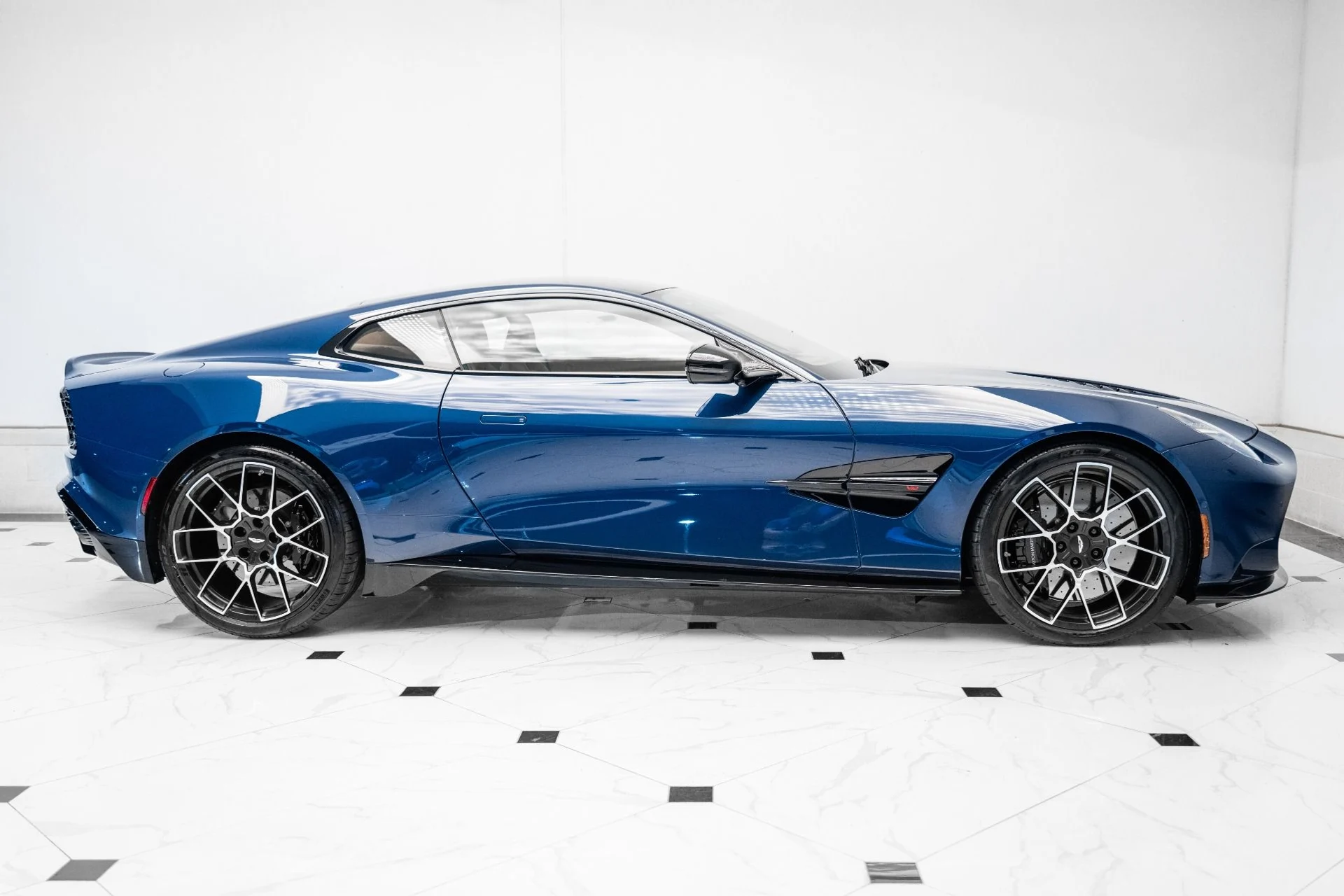 mph044_1074175911_Used_2025_Aston_Martin_Vanquish_1751745767_358b8408f1