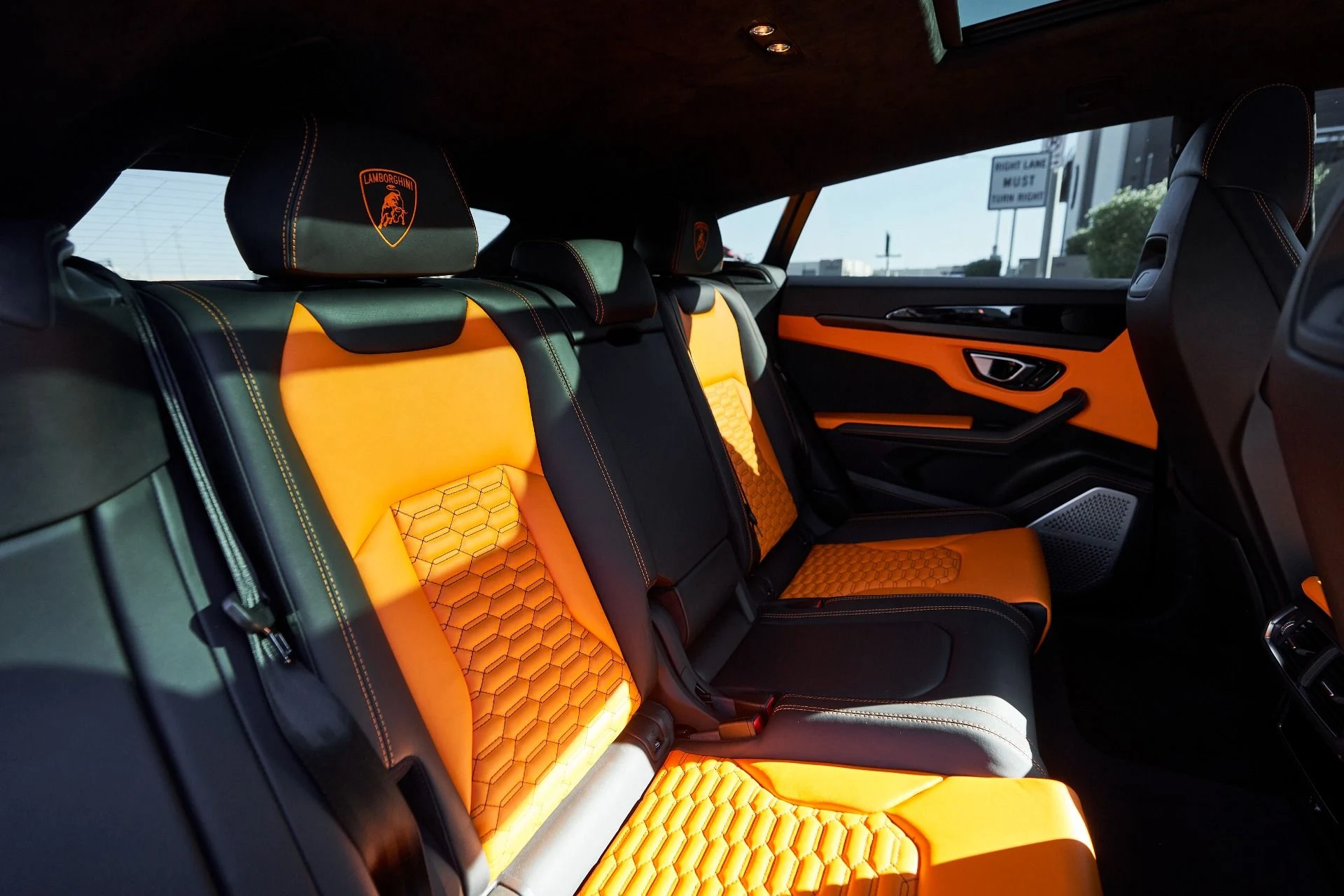 mph044_108056577_Used_2022_Lamborghini_Urus_Base_1759562062_be0aa4fa67