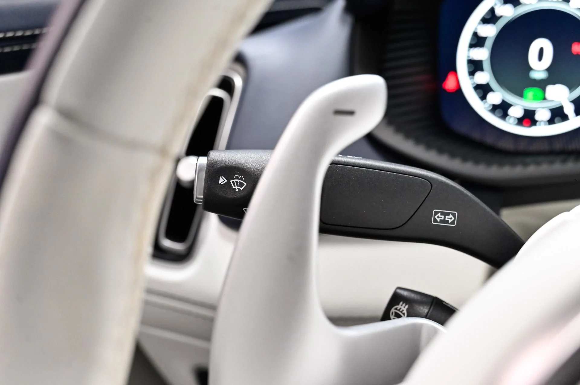 mph044_1155372675_Used_2023_Aston_Martin_DBX_707_1791313494_6eb1d78ebc