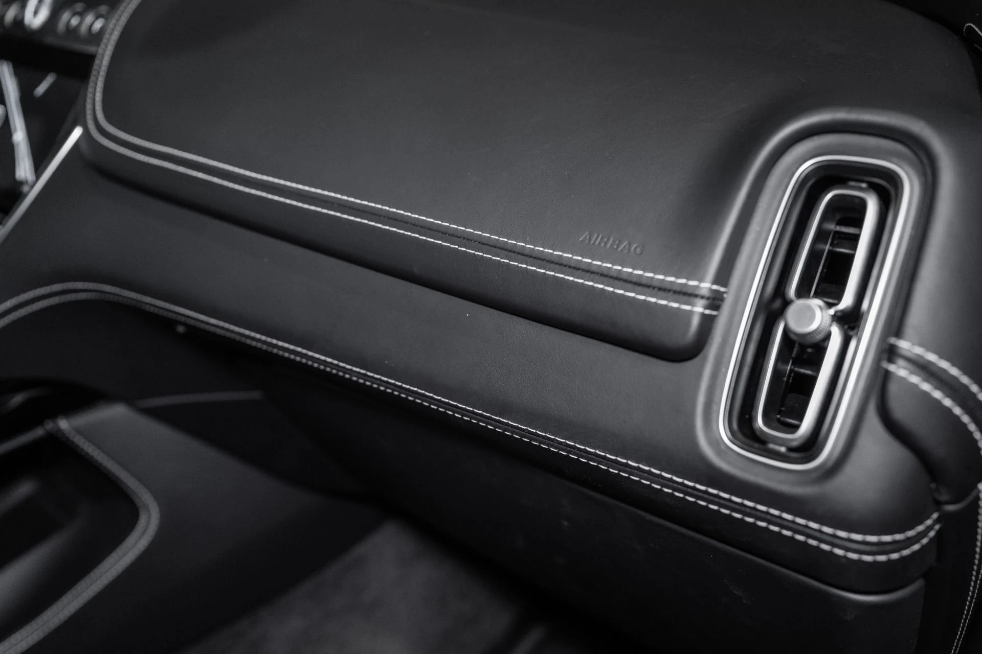 mph044_1173270590_Used_2023_Aston_Martin_DBX_707_1761749500_0bfbfefbfc