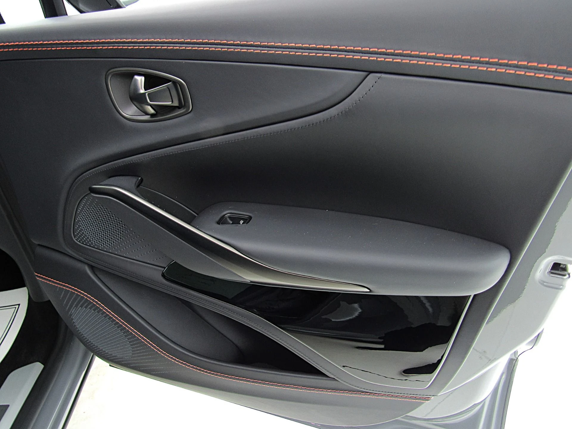 mph044_1176953211_Used_2023_Aston_Martin_DBX_0ee0ff7c88