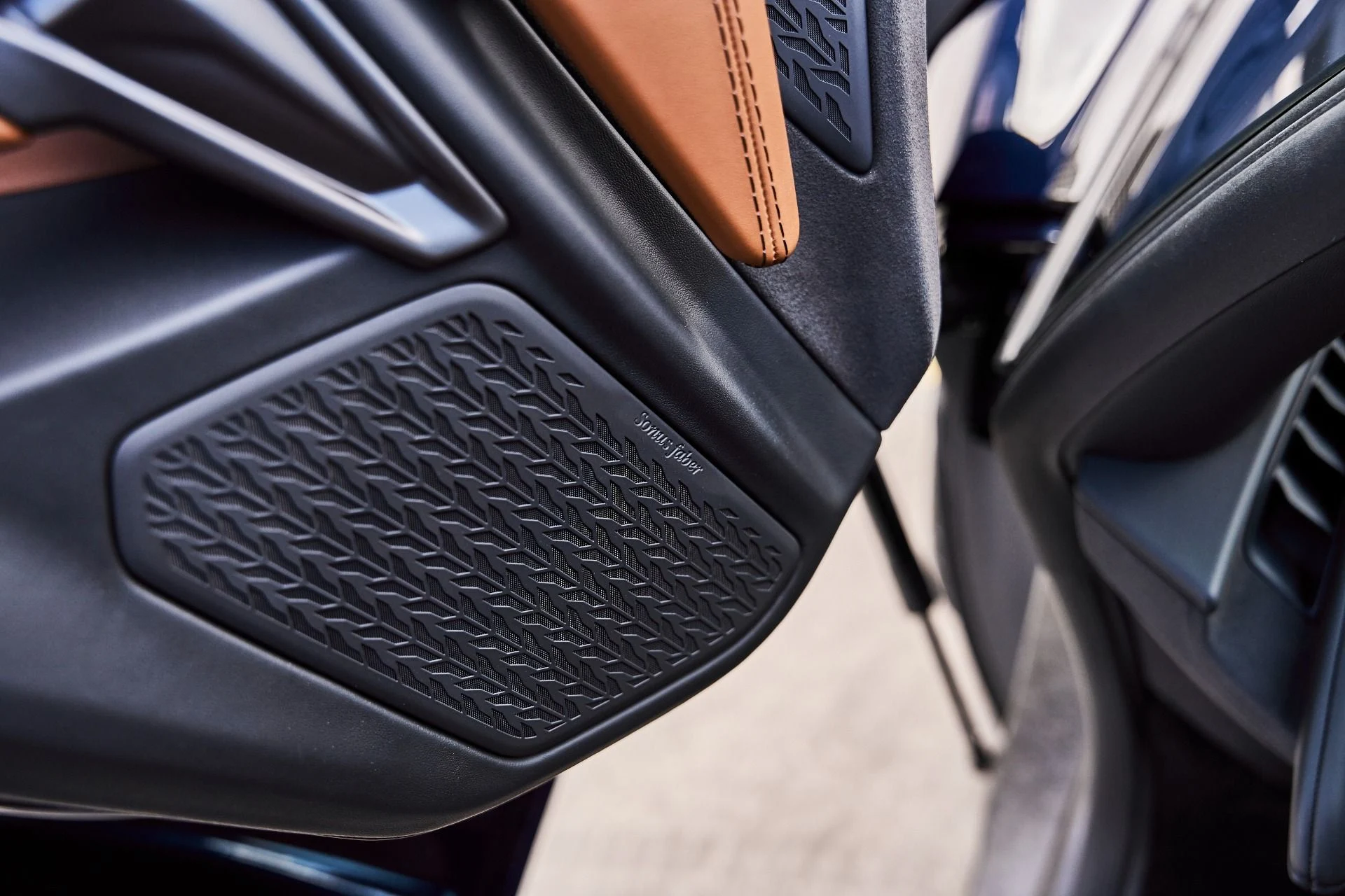 mph044_1217099094_Used_2025_Lamborghini_Revuelto_Base_1777078146_f6b218329a