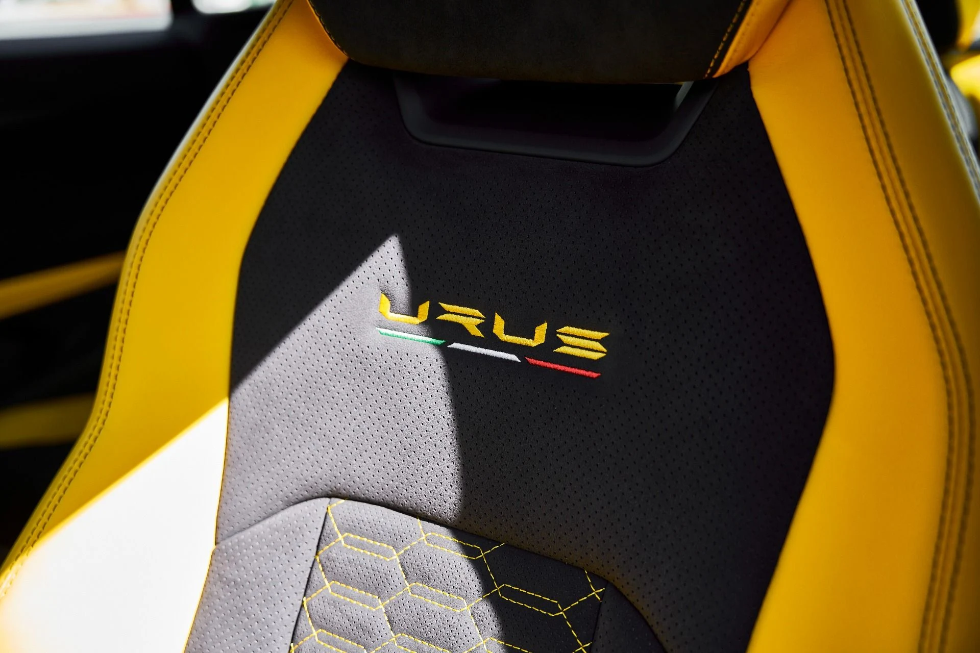 mph044_1250912461_Used_2021_Lamborghini_Urus_Pearl_Capsule_1772843520_4249614e19