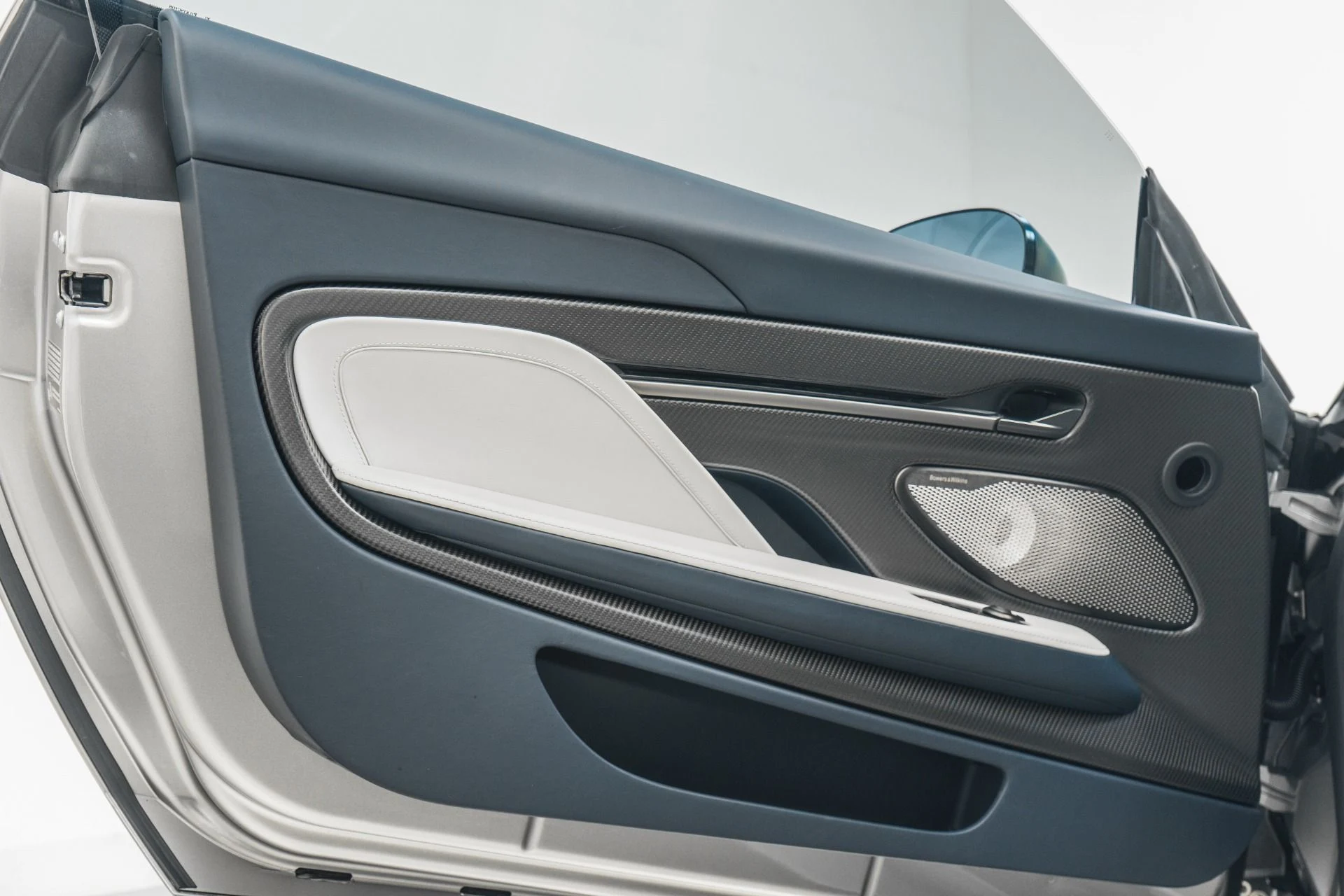 mph044_1286376994_Used_2025_Aston_Martin_Vanquish_552_K_MSRP_Titanium_Exhaust_Interior_Carbon_Pack_1772219889_6ca7e97211