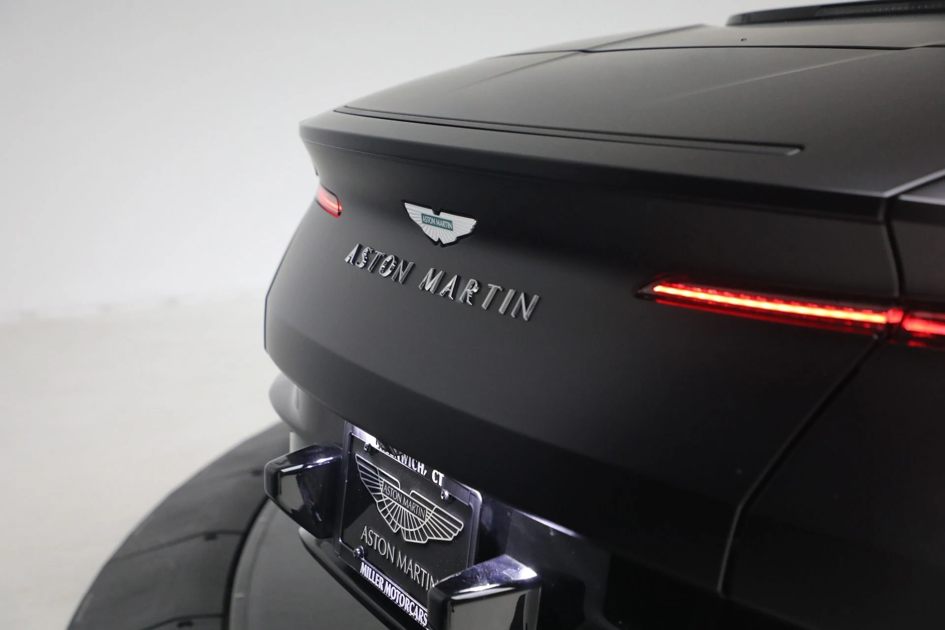 mph044_1292649126_Used_2024_Aston_Martin_DB_12_Volante_1778012465_cf3f92fe2f
