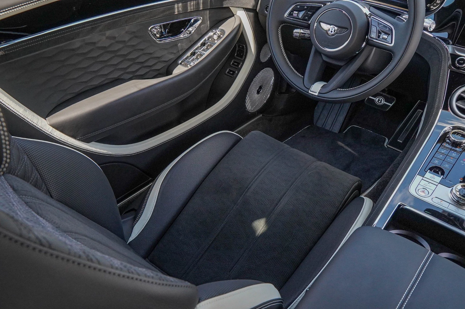 mph044_1296718523_Hi_Tech_Luxury_Imports_LLC_SCBDR_4_ZG_4_SC_020836_image_44_574c344b67