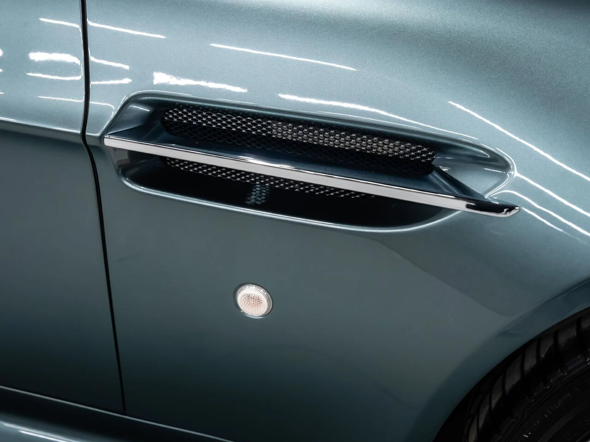 mph044_1312030746_aston_martin_v8_vantage_2015_07245c6edf