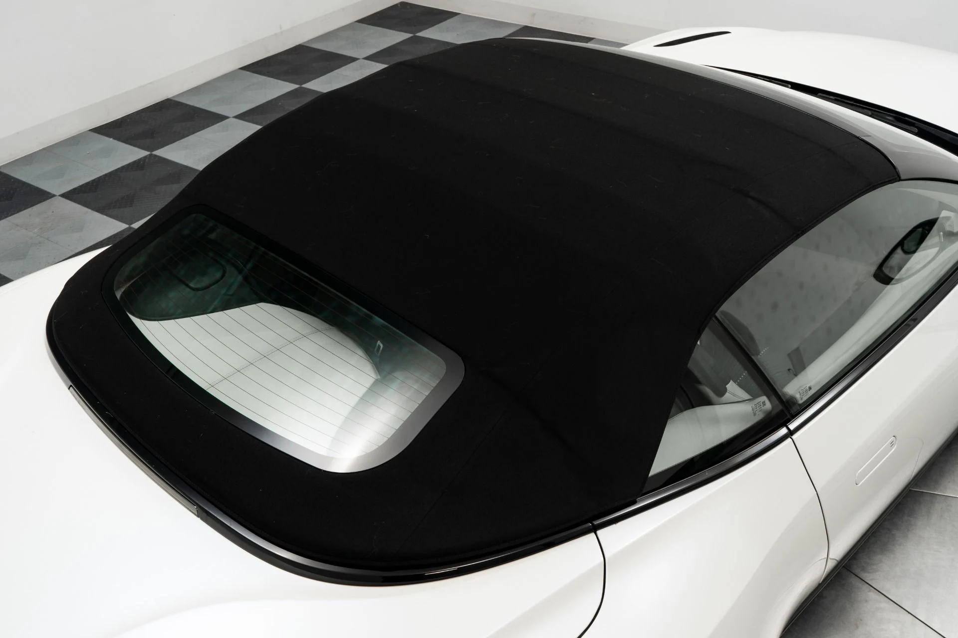 mph044_1319203610_Used_2019_Aston_Martin_DB_11_Volante_1760477407_e0b67afb39