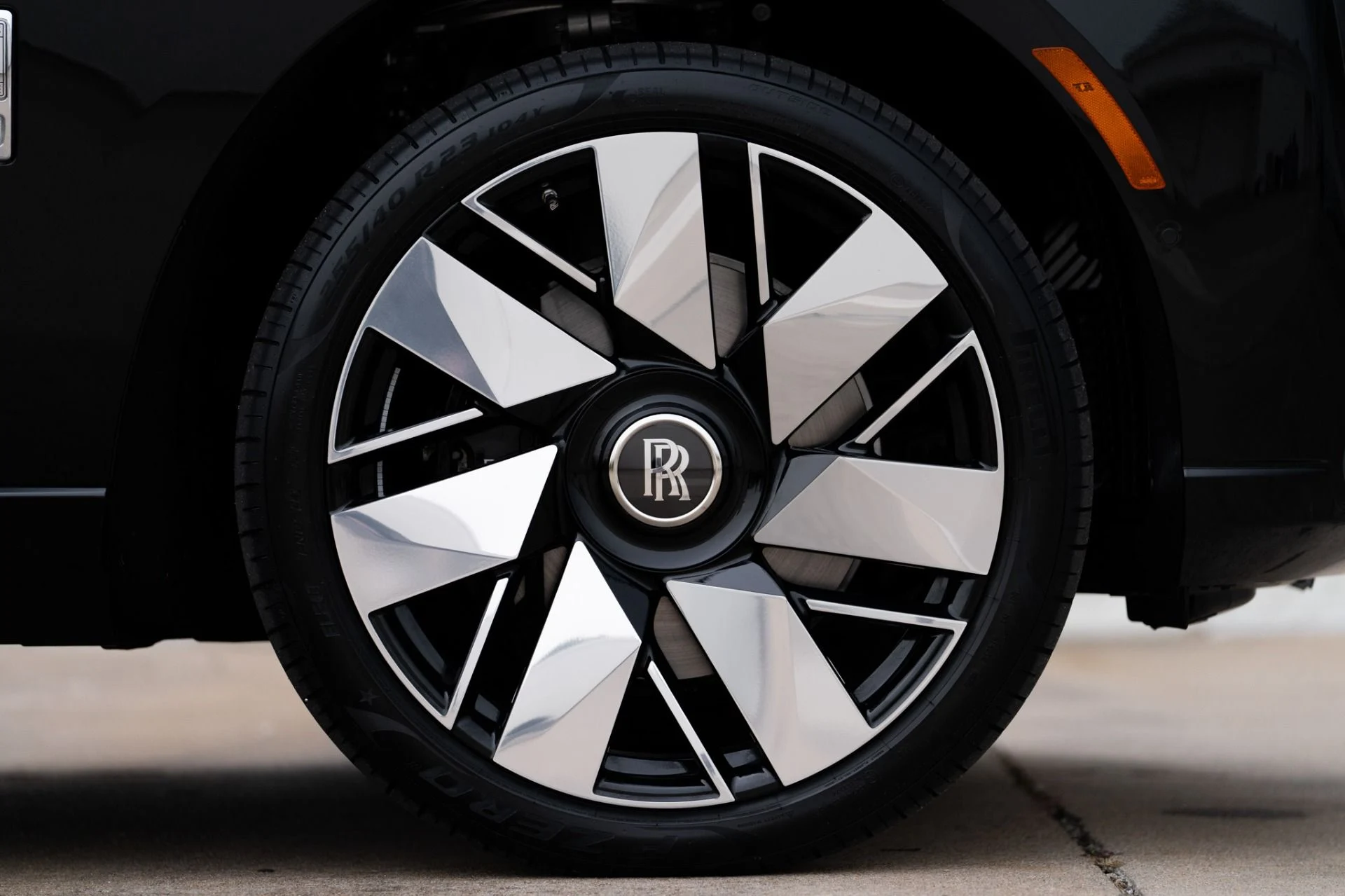 mph044_1369406041_Used_2026_Rolls_Royce_Cullinan_1765925177_5d16d70393