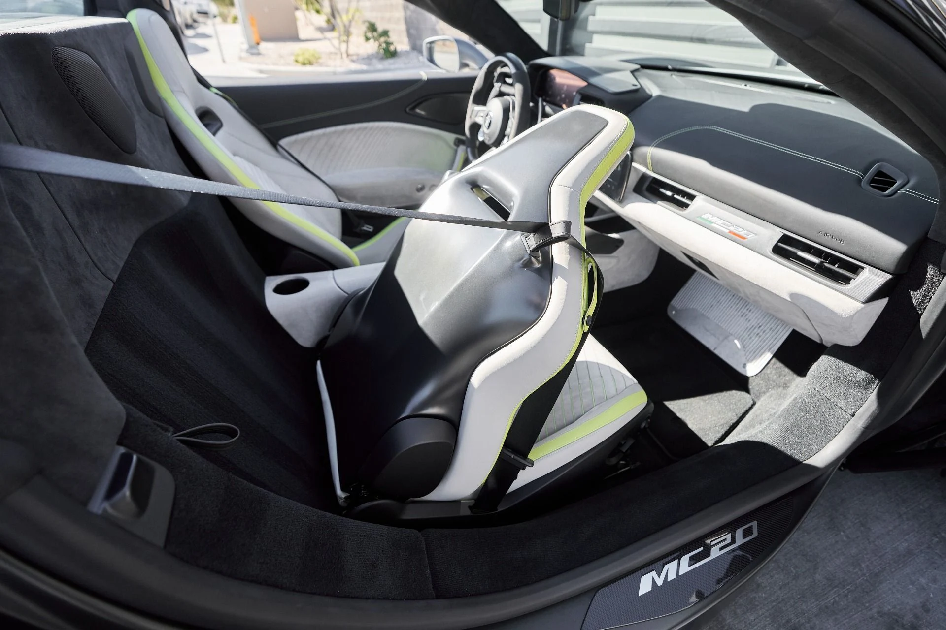 mph044_1394982647_Used_2023_Maserati_MC_20_Cielo_1761946929_dbf80fb416