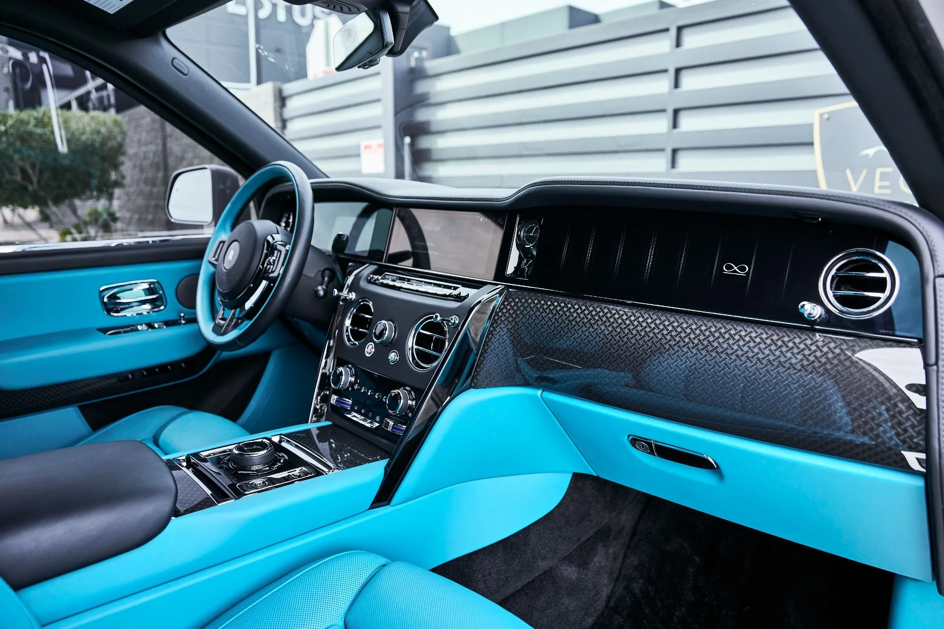 mph044_1395997765_Used_2025_Rolls_Royce_Cullinan_Black_Badge_1774912517_7d36e94231