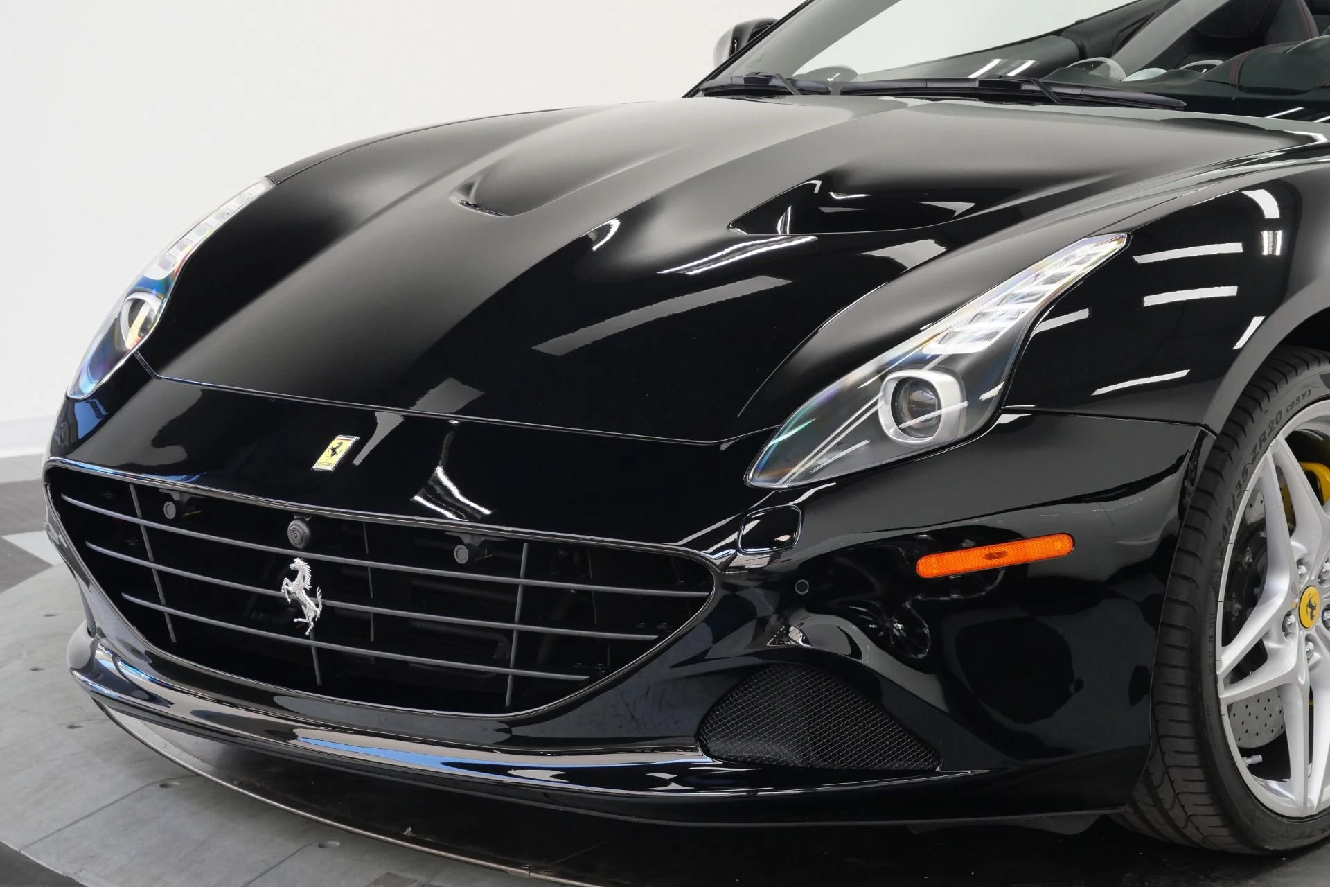 mph044_1498929381_Used_2015_Ferrari_California_T_Carbon_Fiber_Interior_Trim_Low_Miles_1778859423_63d2f845ea