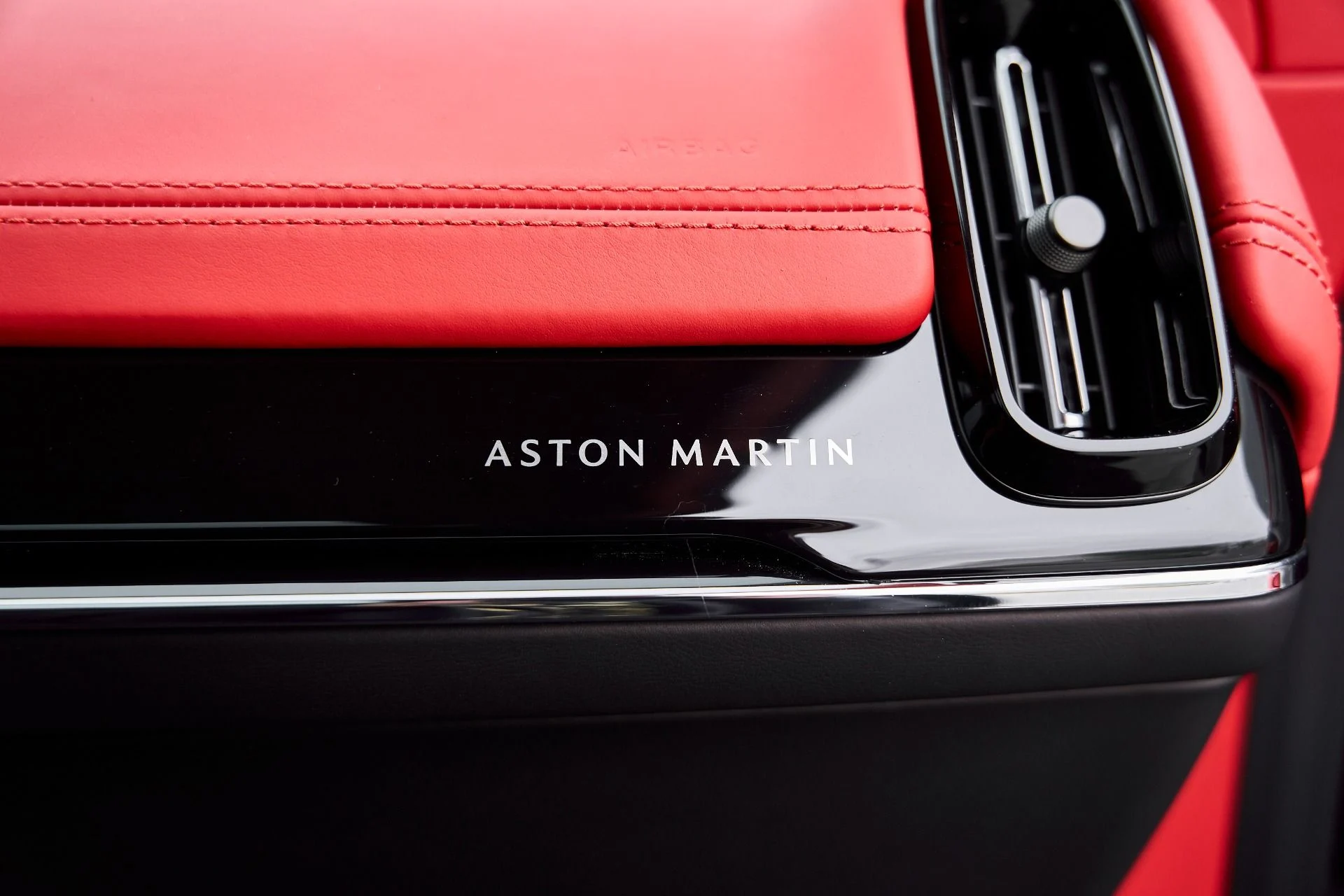 mph044_1513523250_Used_2025_Aston_Martin_DBX_707_1766785361_a570a80878