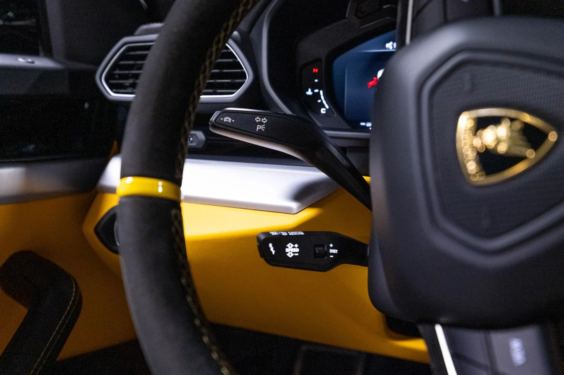 mph044_1535672791_Used_2019_Lamborghini_Urus_1786985122_ff0ebd2a52