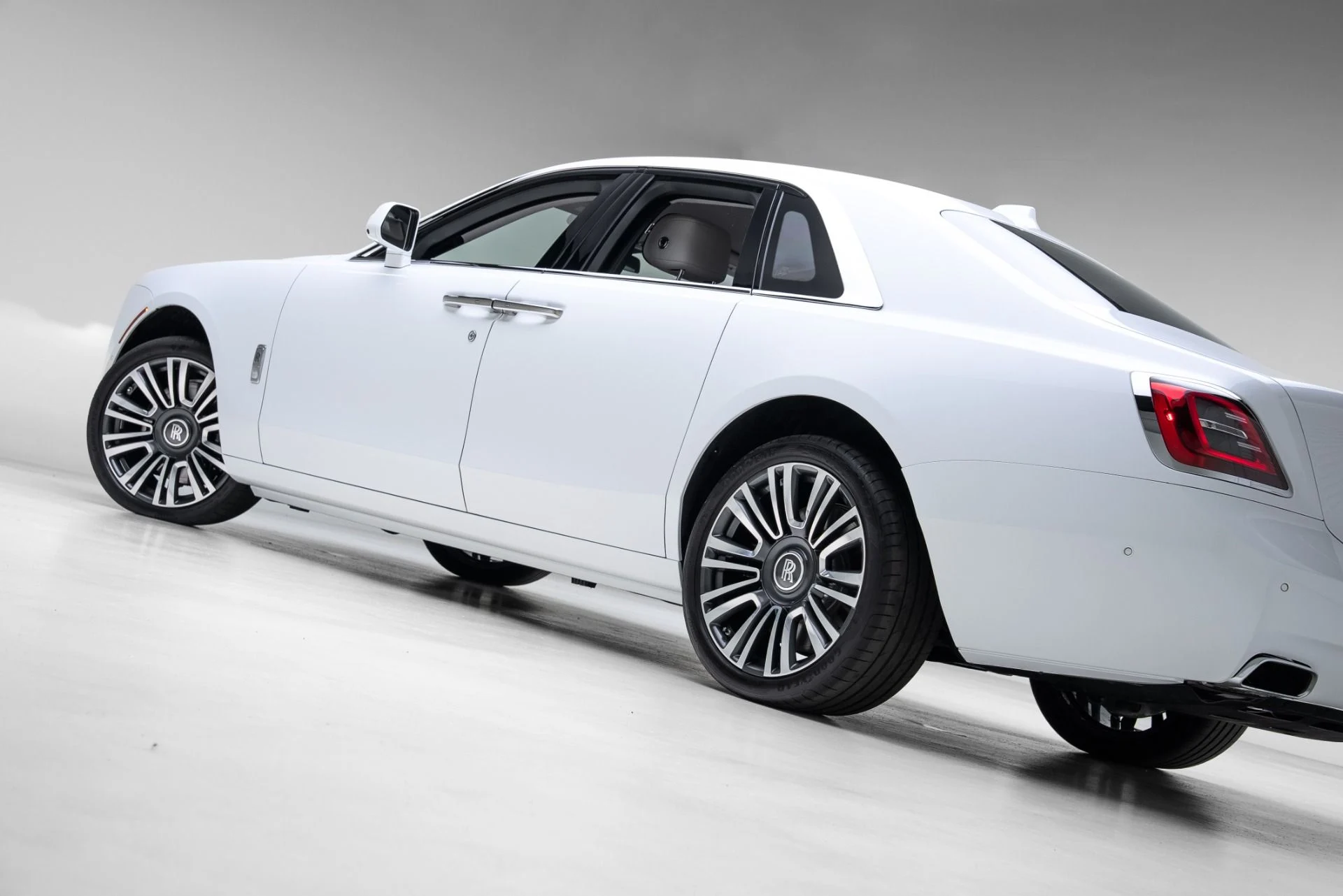 mph044_1537916582_Used_2022_Rolls_Royce_Ghost_1775153181_bedee6bb50