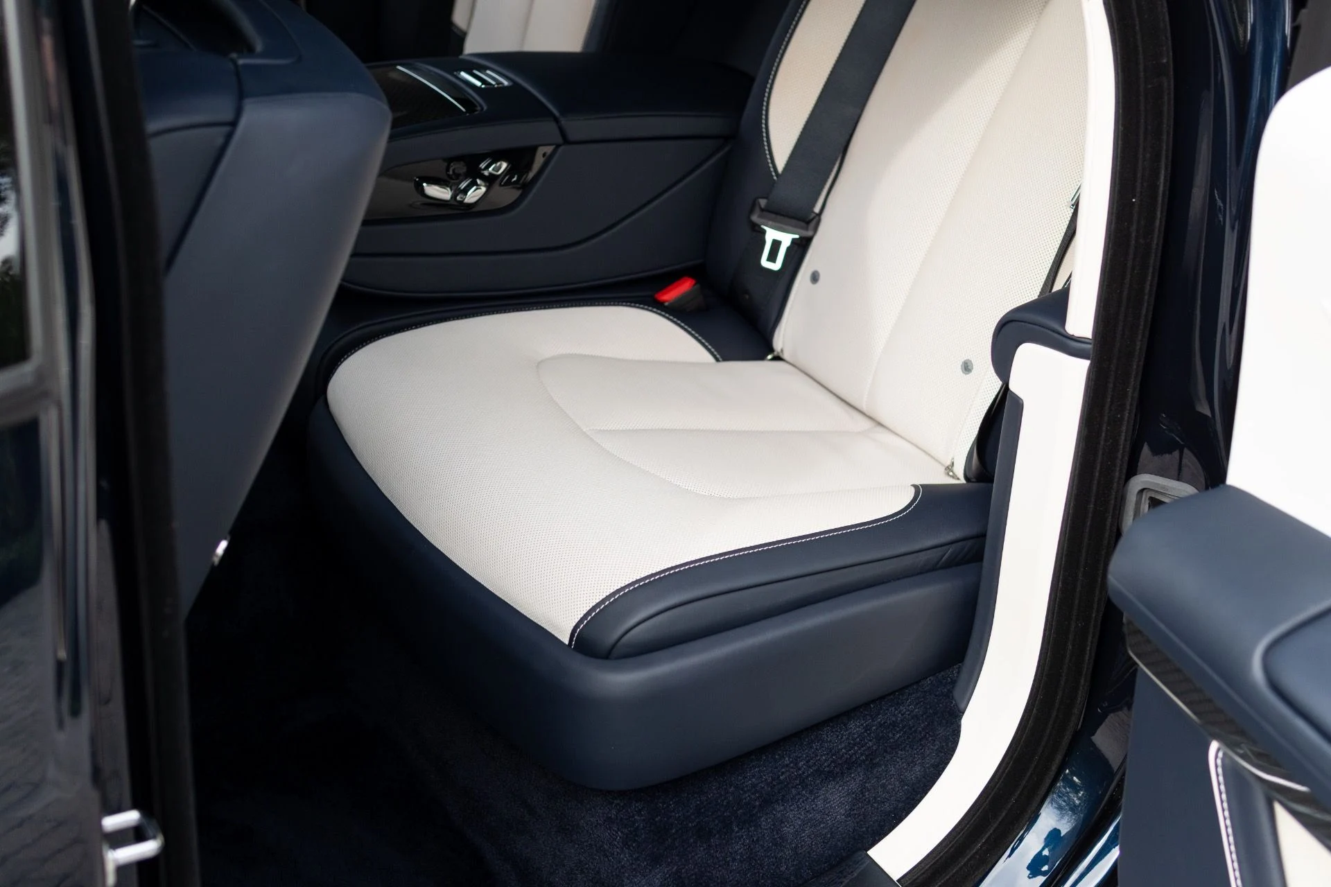 mph044_1559176983_Used_2023_Rolls_Royce_Black_Badge_Ghost_1765569637_8cc7a80bd7