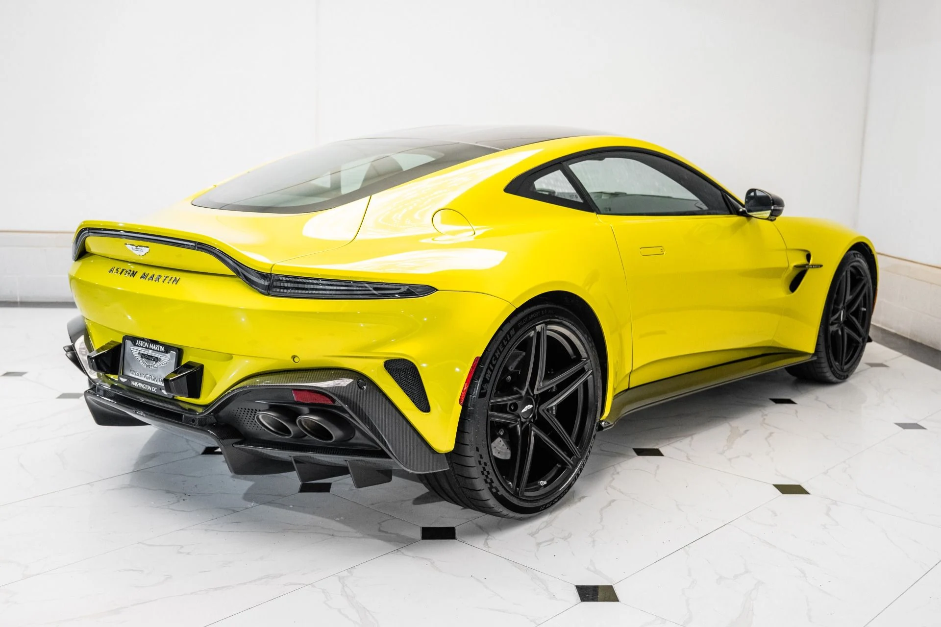 mph044_1573968532_Used_2025_Aston_Martin_Vantage_1751990746_3bf50f0842
