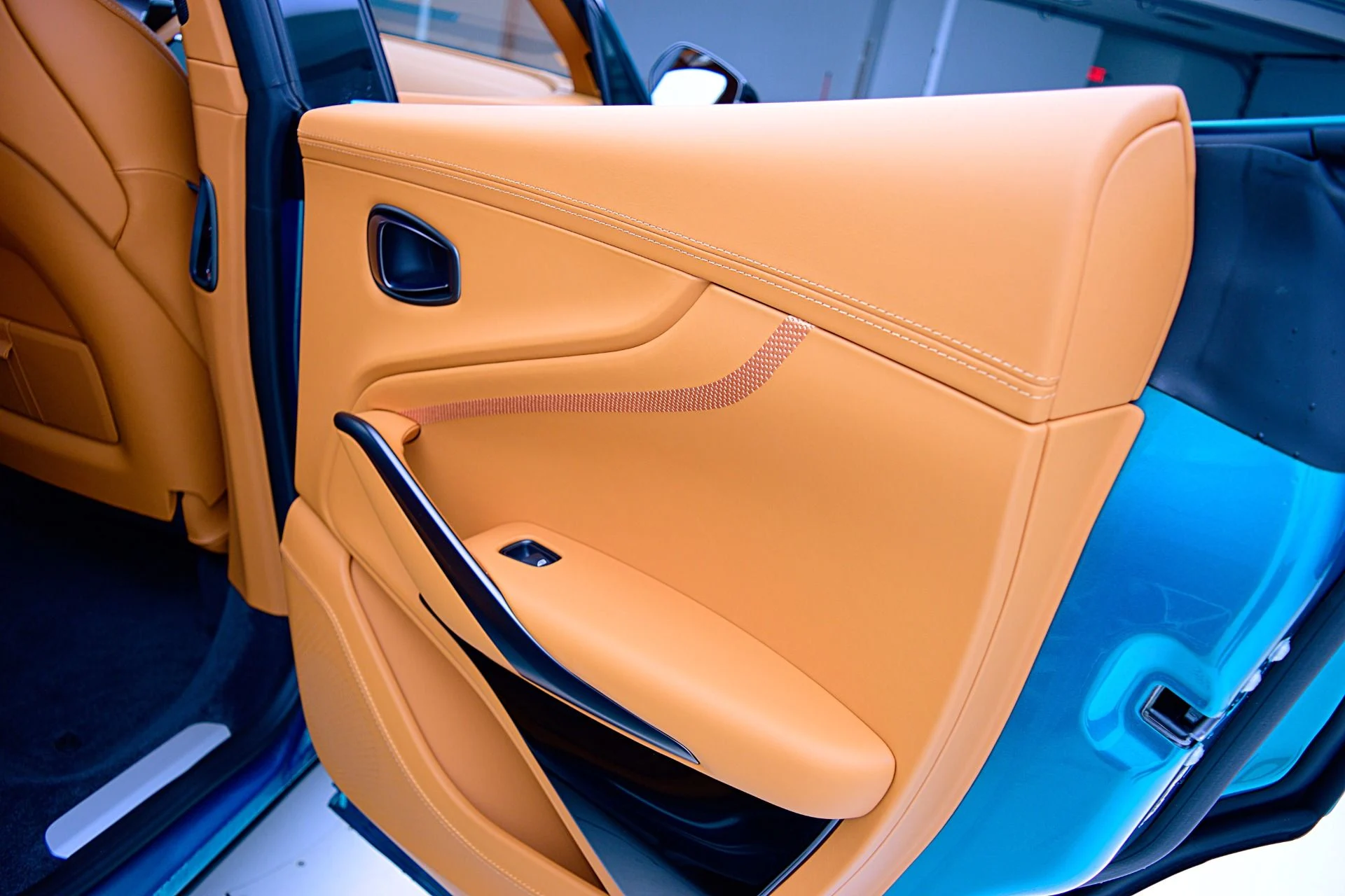 mph044_1583175791_New_2025_Aston_Martin_DBX_707_385071b4a4