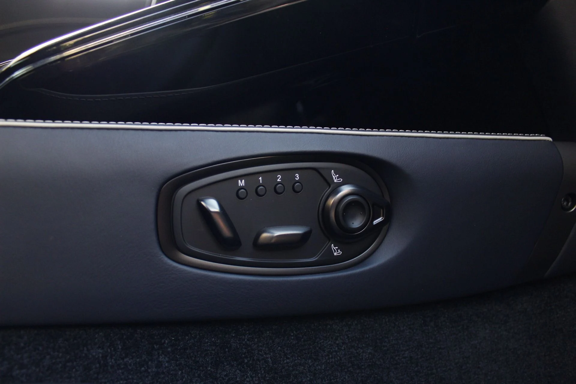 mph044_1595587667_Used_2025_Aston_Martin_Vantage_1788306674_334e0cd7b9