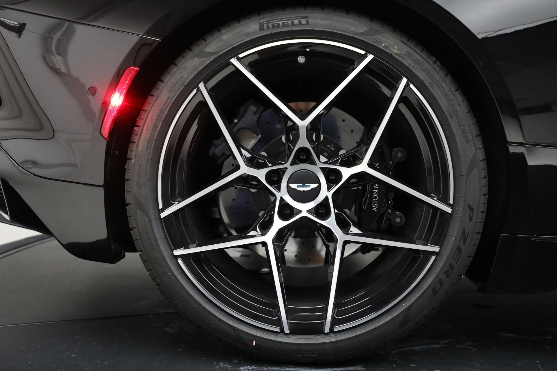 mph044_1664581823_New_2025_Aston_Martin_Vanquish_432aa0d02e