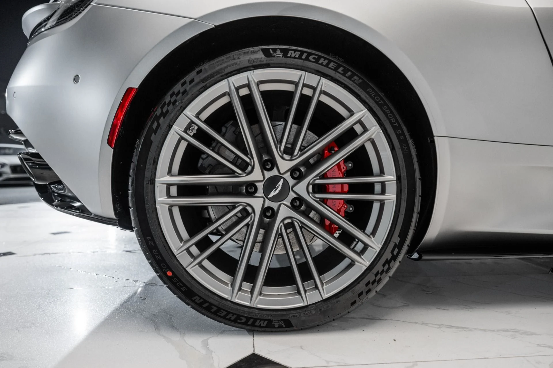 mph044_1848219991_New_2025_Aston_Martin_DB_12_Volante_1735316524_f8ad895e0d