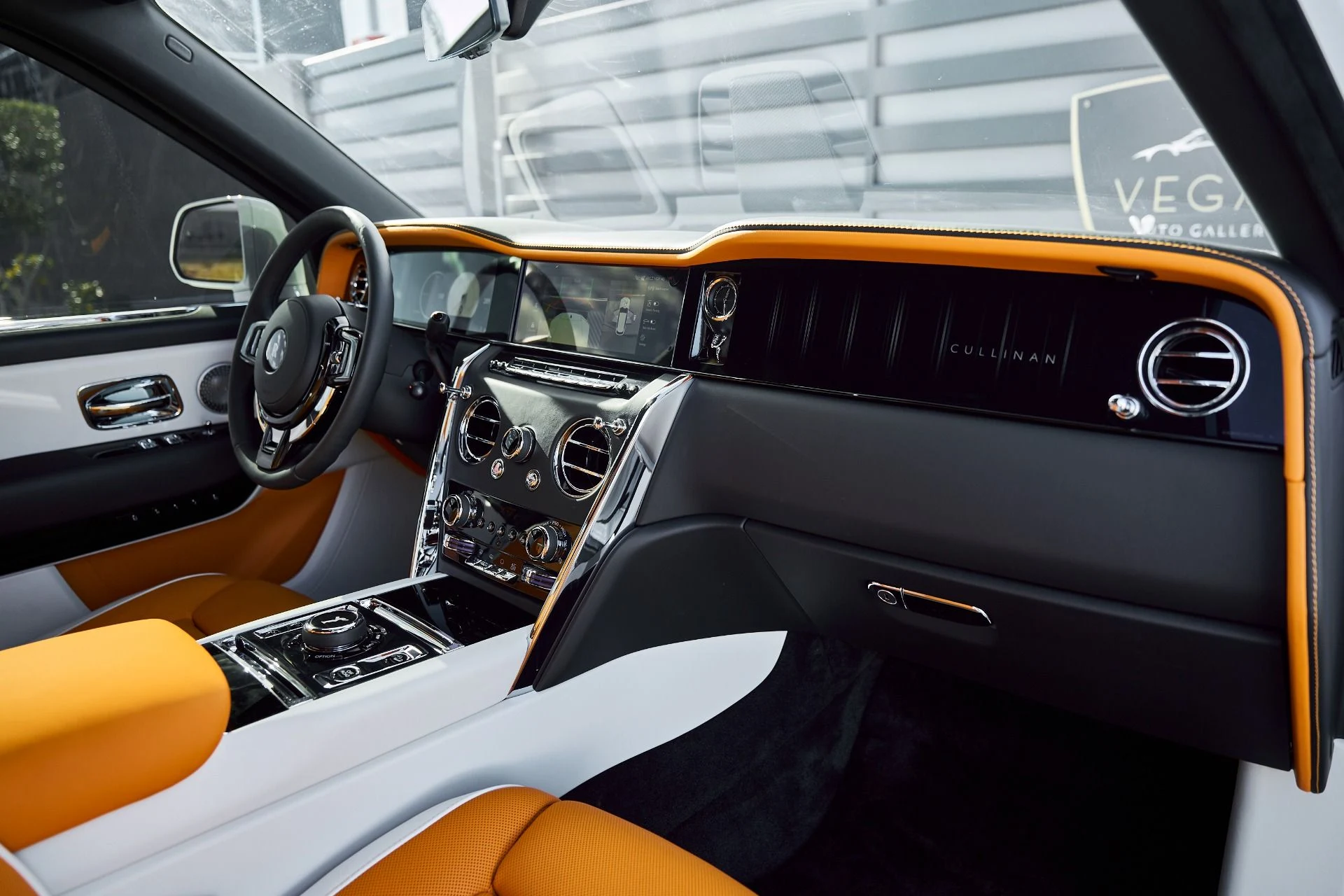 mph044_1848855185_Used_2026_Rolls_Royce_Cullinan_Base_1766884787_b107778080