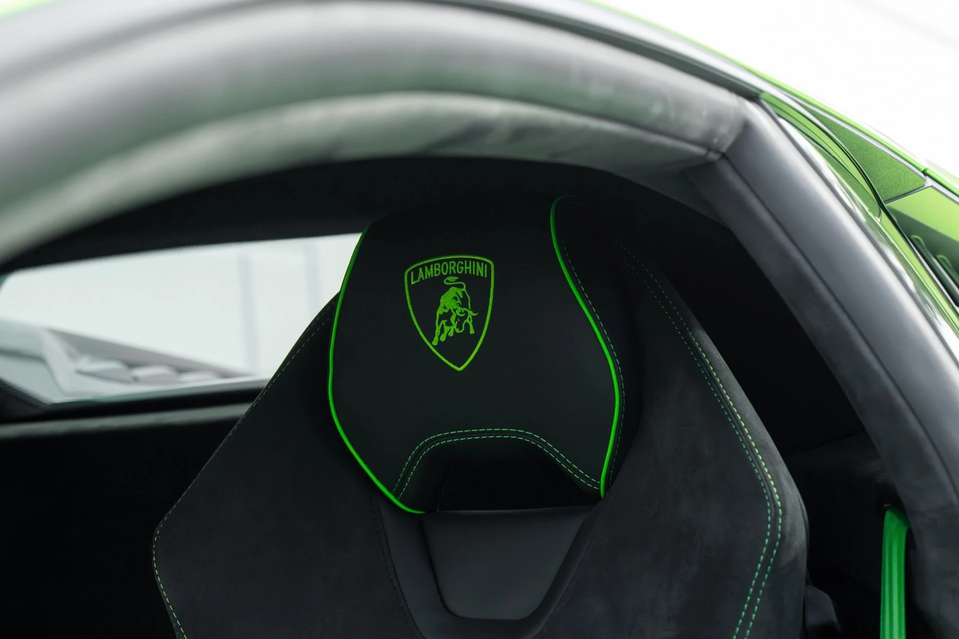 mph044_1857213463_Used_2023_Lamborghini_Huracan_Tecnica_1761058582_d050daef8f