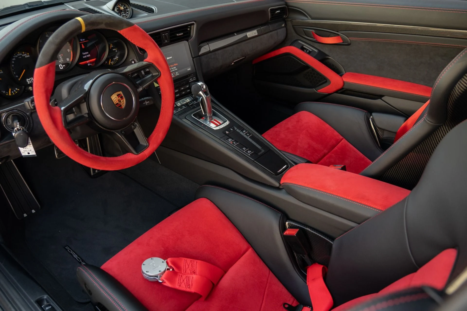 mph044_1868969698_Used_2018_Porsche_911_GT_2_RS_1755904886_44b588f22f