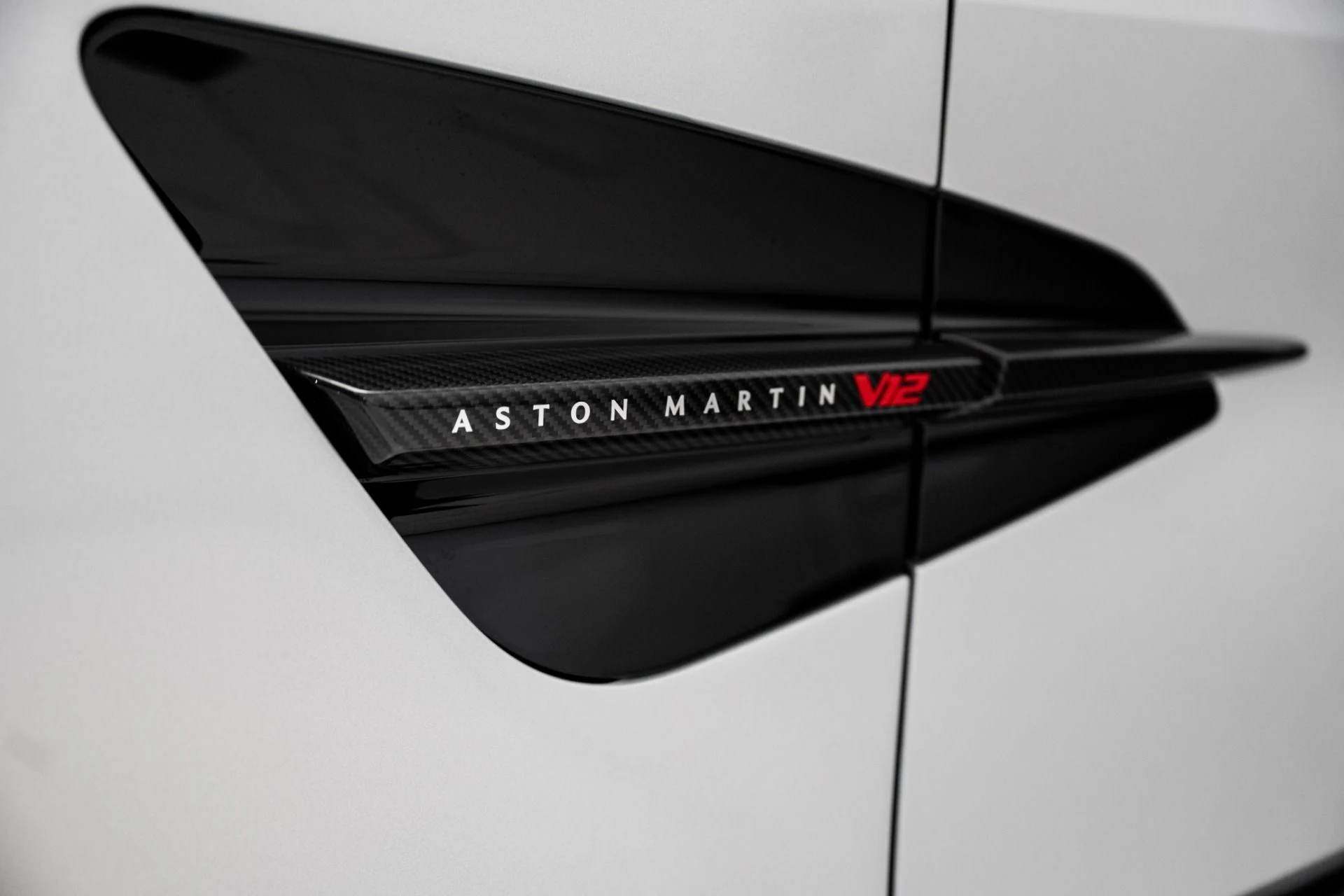 mph044_1869184362_Used_2025_Aston_Martin_Vanquish_1741191405_d2397e7647