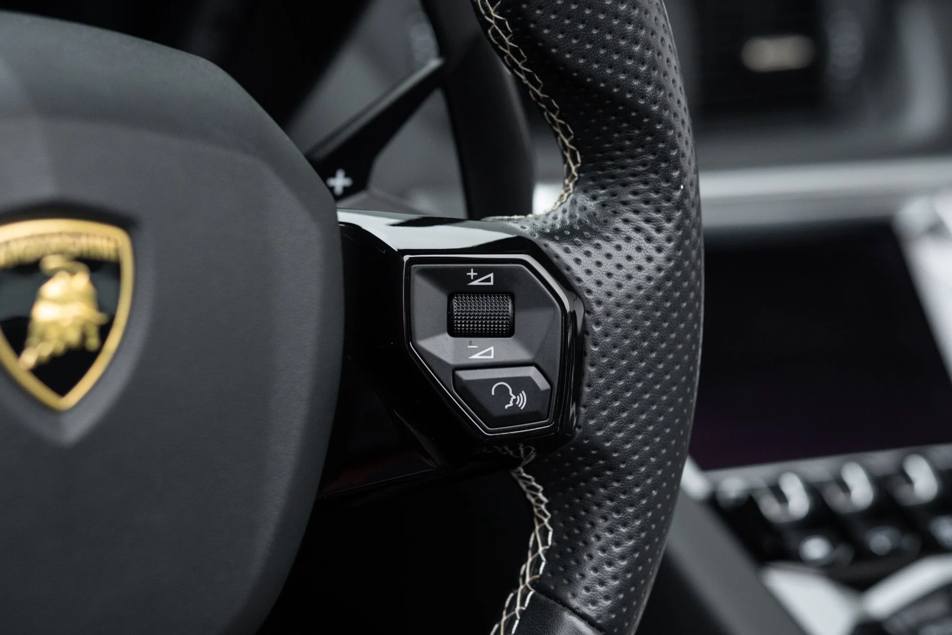 mph044_1889508032_Used_2018_Lamborghini_Aventador_Roadster_LP_740_4_S_1770343320_08bae90b28