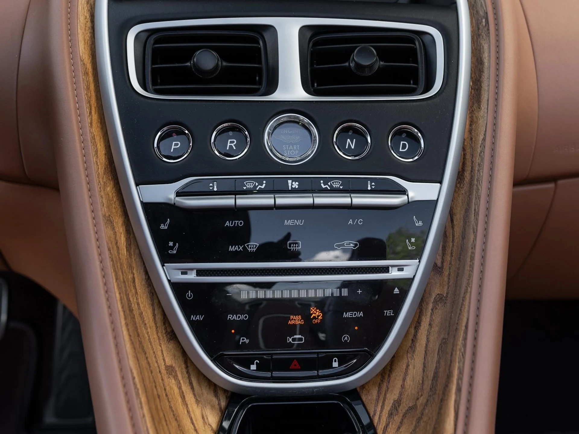 mph044_1952996916_Used_2019_Aston_Martin_DB_11_1760731556_4d5c1f635a